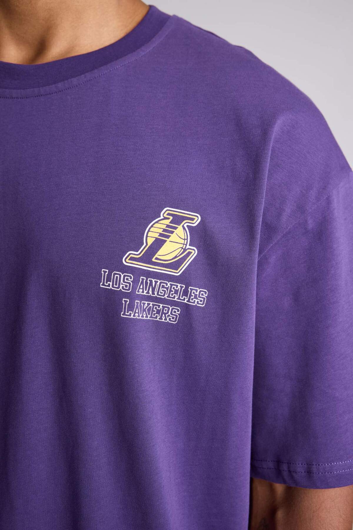 DeFacto %100 Pamuk NBA Los Angeles Lakers Lisanslı Oversıze Bisiklet Yaka Sırt Baskılı Kısa Kollu Tişört H82 görsel 4