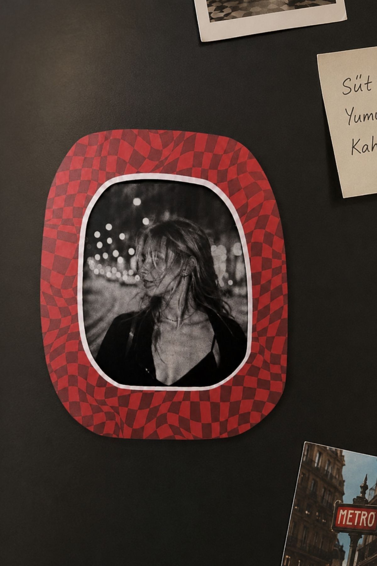 Kırmızı Magnet Fotoğraf Çerçevesi – Dalgalı Dama Desenli