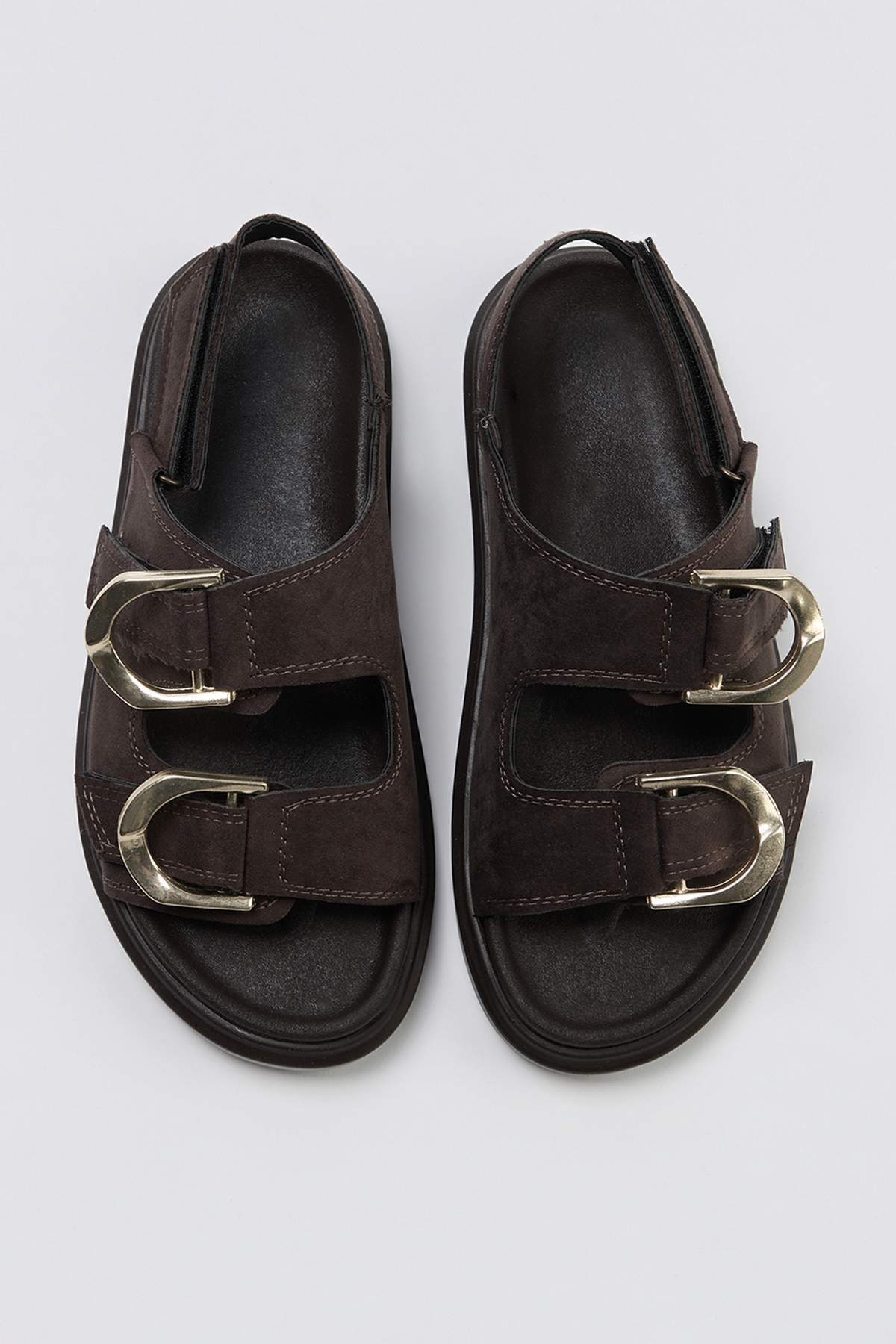 TRENDYOL SHOES Braune Wildleder-Damensandalen mit doppeltem Riemen TAKSS26SD0...