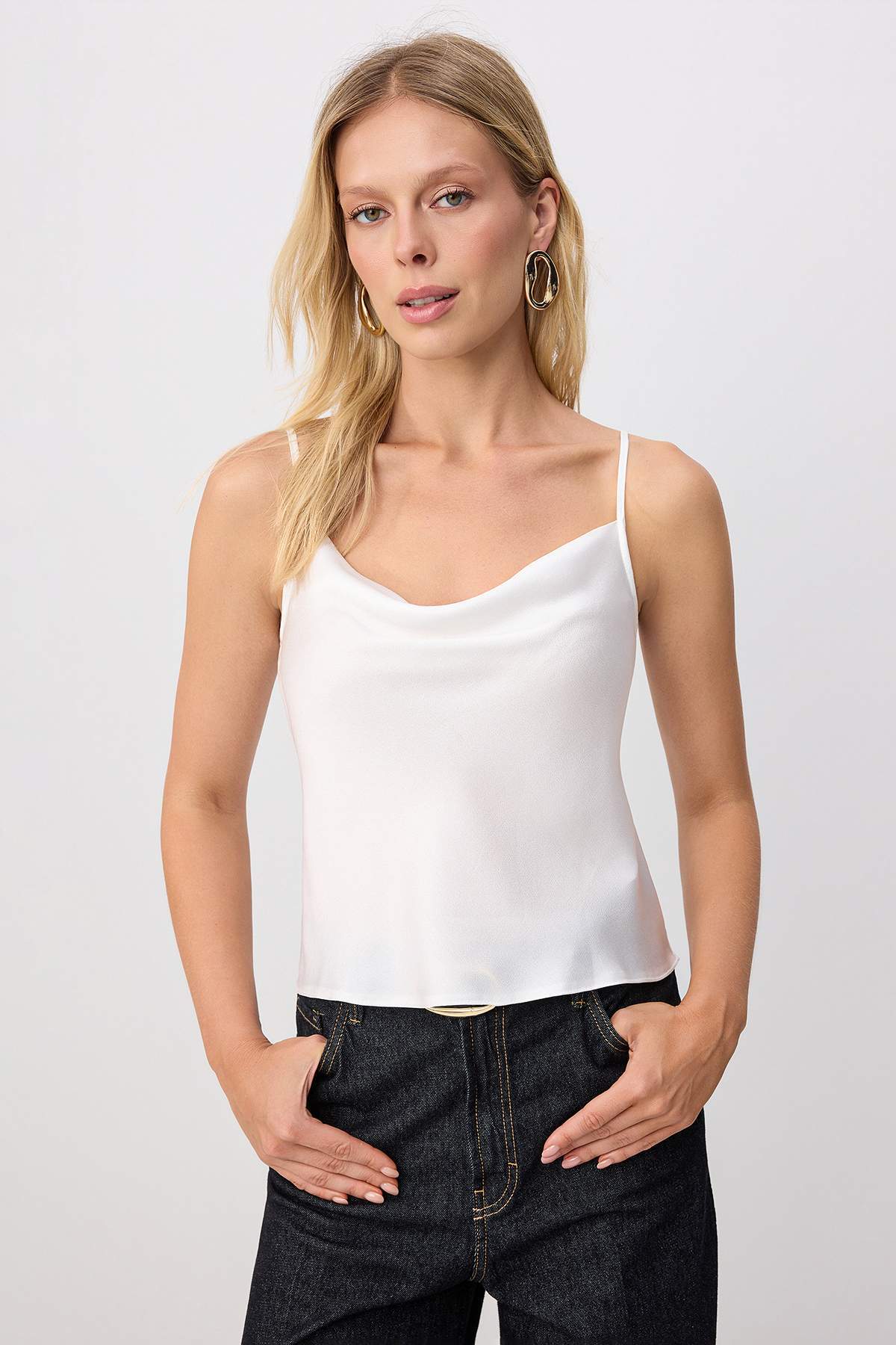Trendyolmilla Beyaz Askılı Degaje Yaka Saten Dokuma Bluz TWOSS19BB0161
