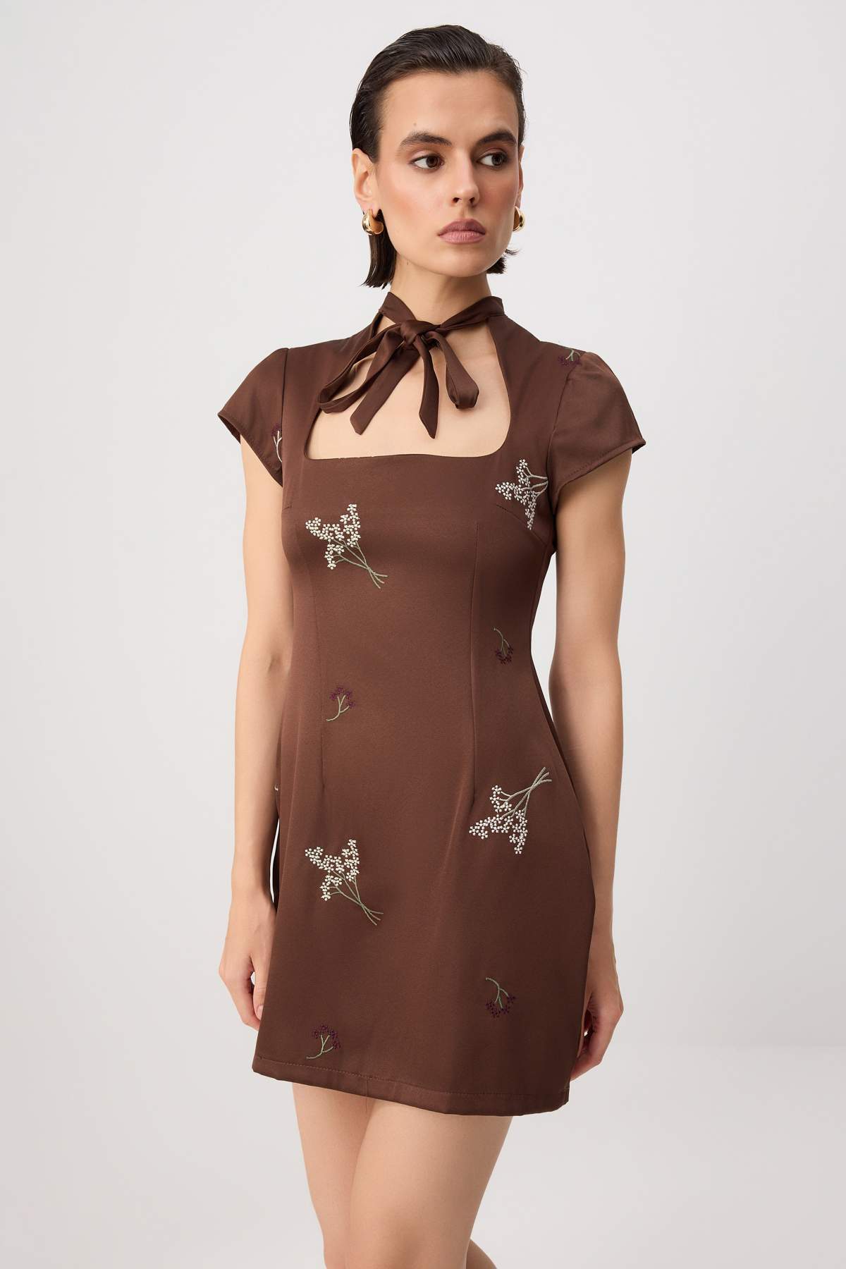 Trendyolmilla Kahverengi Çiçek Nakış ve Bağlama Detaylı A-Kesim/Çan Form Kısa / Mini Dokuma Saten Elbise TWOSS26EL01184