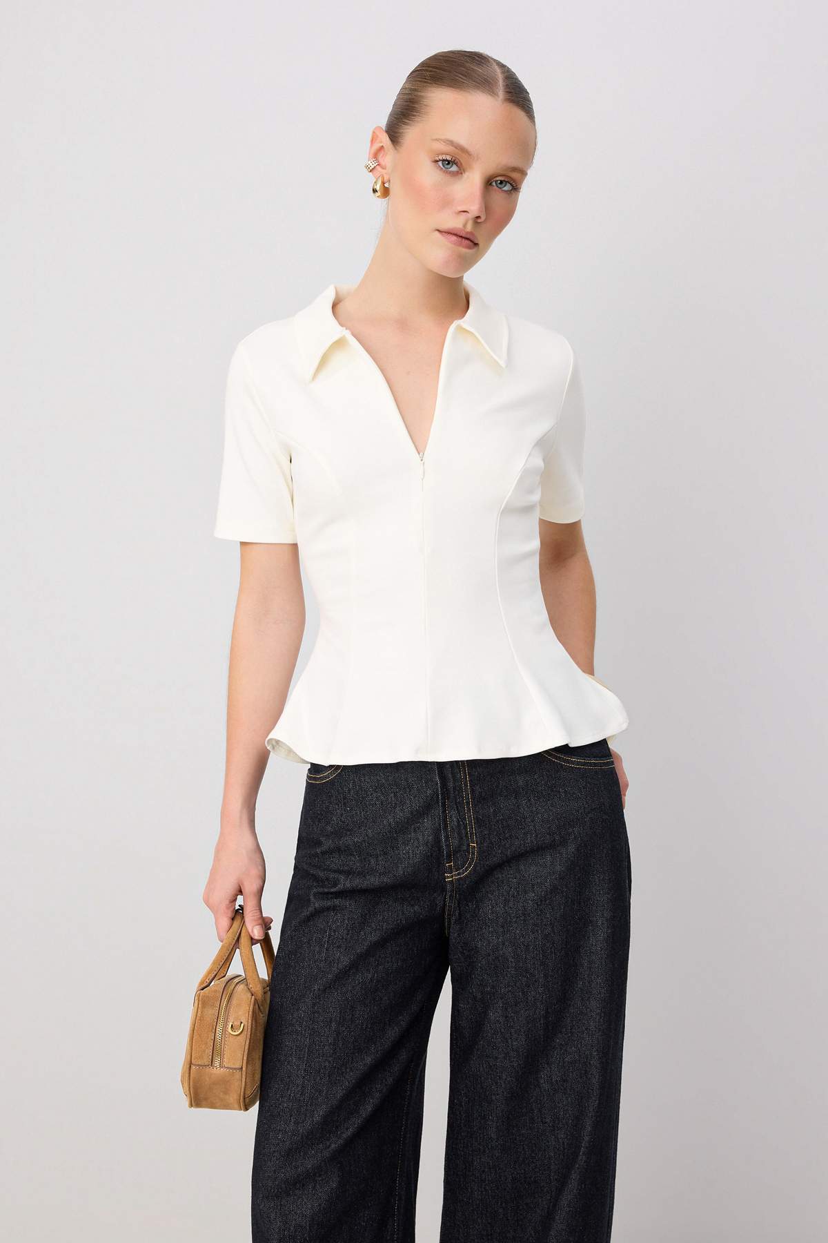 Trendyolmilla Ekru Düz Peplum Polo Yaka Standart Kol Truvakar Kol Fermuar İnterlok Örme Bluz TWOSS26BZ00064