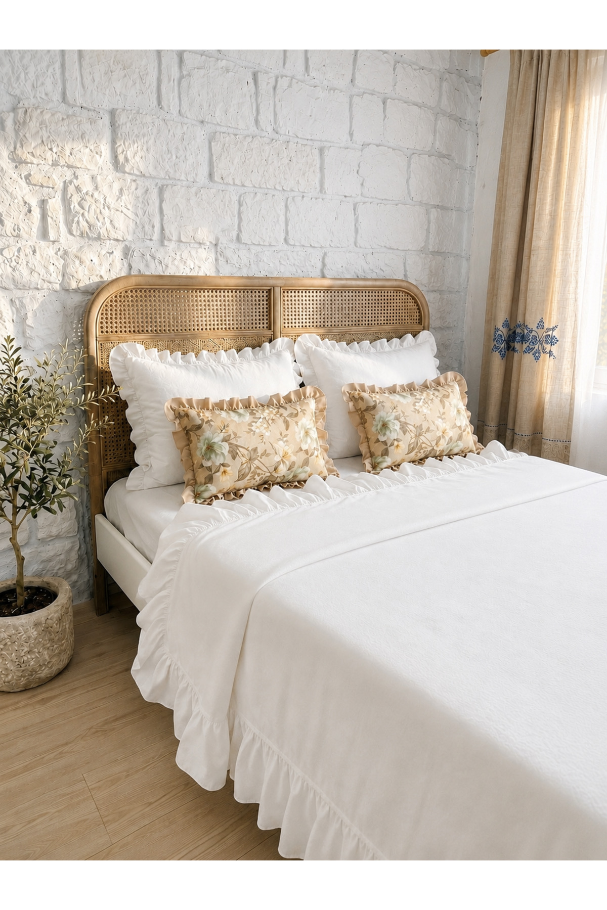 Ruffled White Bedspread Set Double