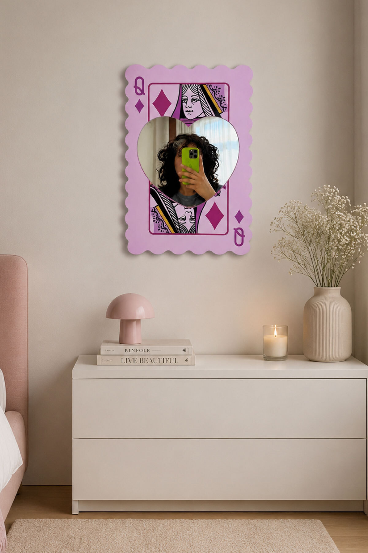 Kupa Kızı Ayna Görünümlü Pleksi Duvar Dekoru, Kalpli Ayna Tasarımlı Retro Dekor (25x35 cm)