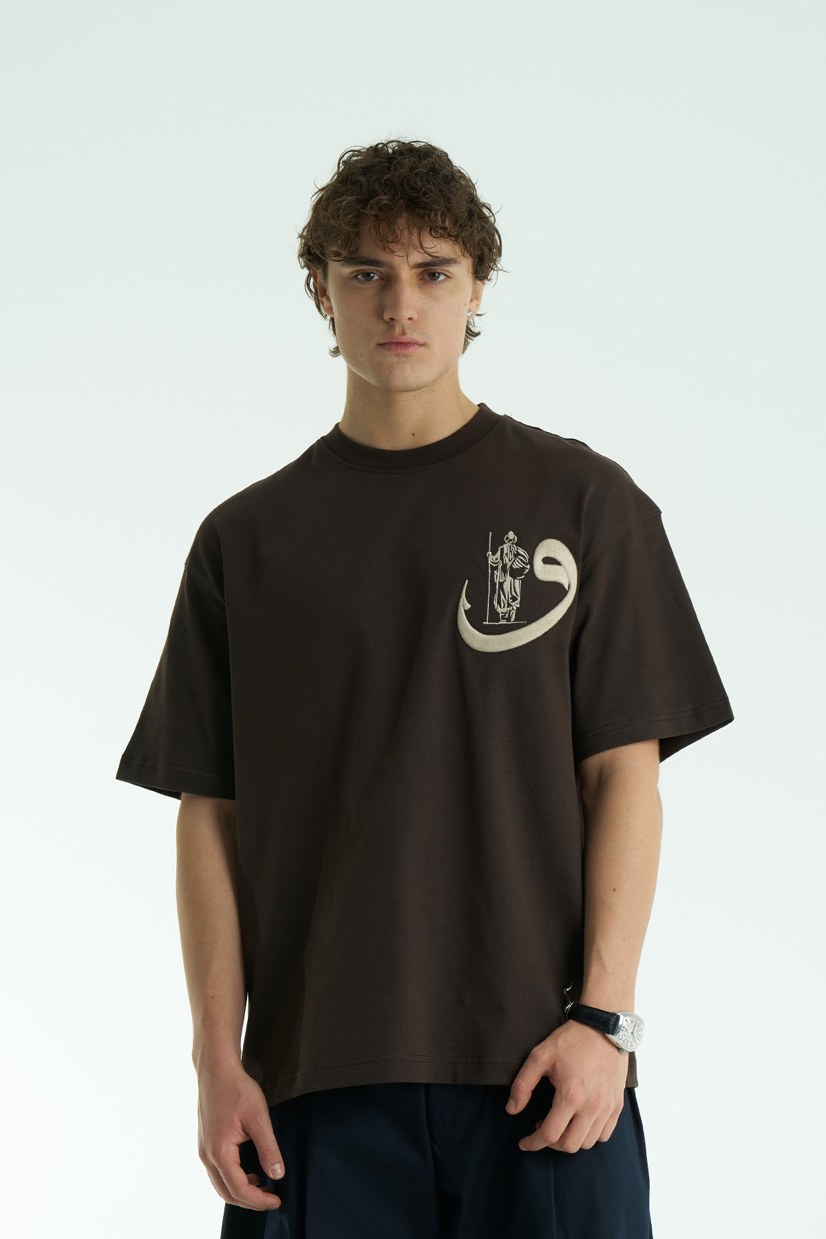 SHANBERWEAR Vav Nakışlı & Halı Motifli Oversize Erkek Tişört %100 Pamuk Bisiklet Yaka - Kahverengi görsel 3