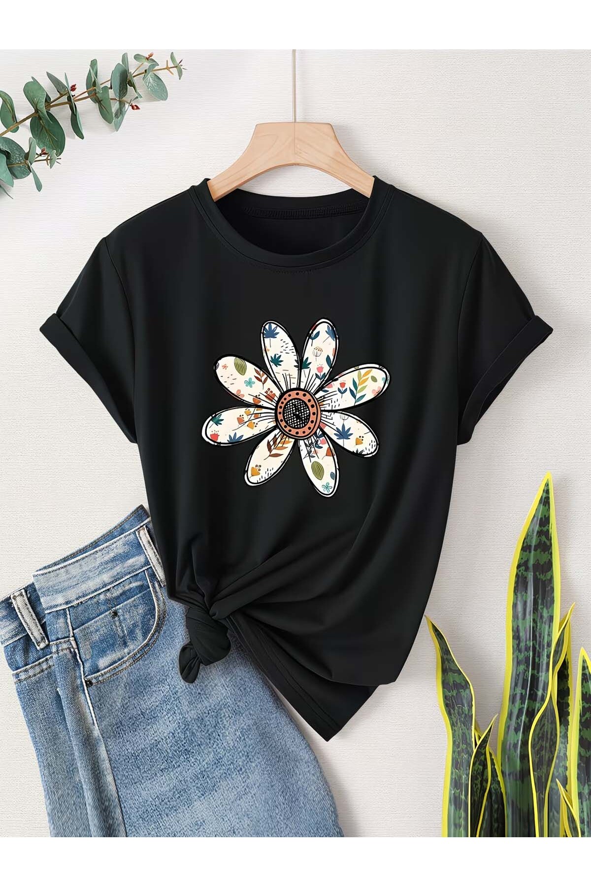 Trend Sizde Unisex crna vintage majica sa cvetnim printom i okruglim izrezom