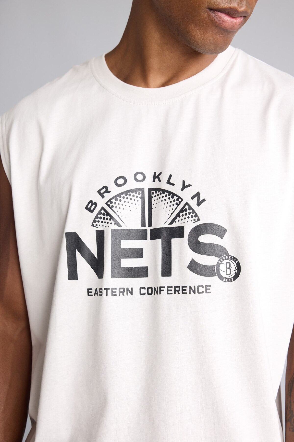 DeFacto NBA Brooklyn Nets Bisiklet Yaka Boxy Fit Bisiklet Yaka Atlet H8273AX26AU görsel 5