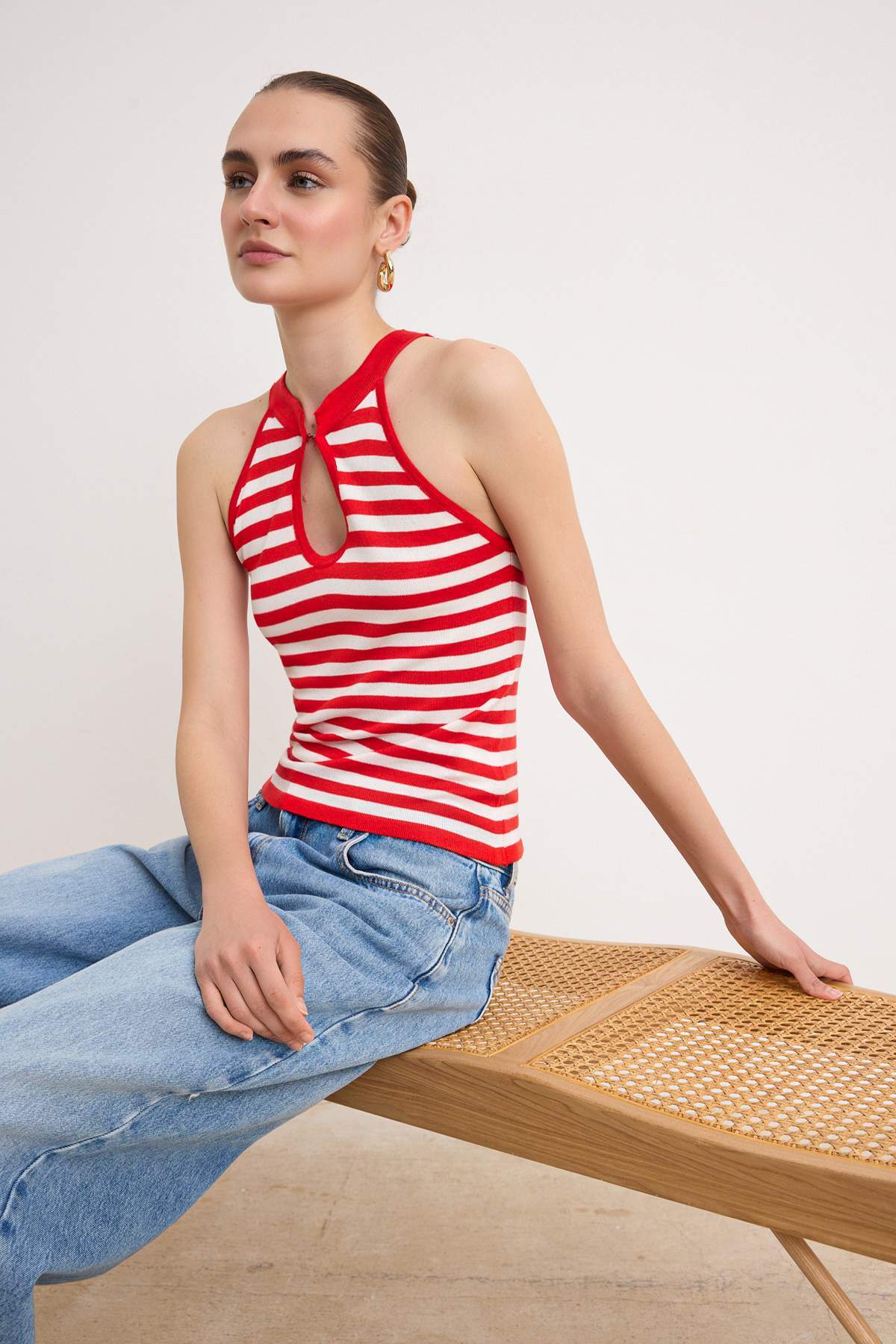 Trendyolmilla Ekru İnce Çizgili Cut Out Detaylı Triko Bluz TWOSS26BZ00890