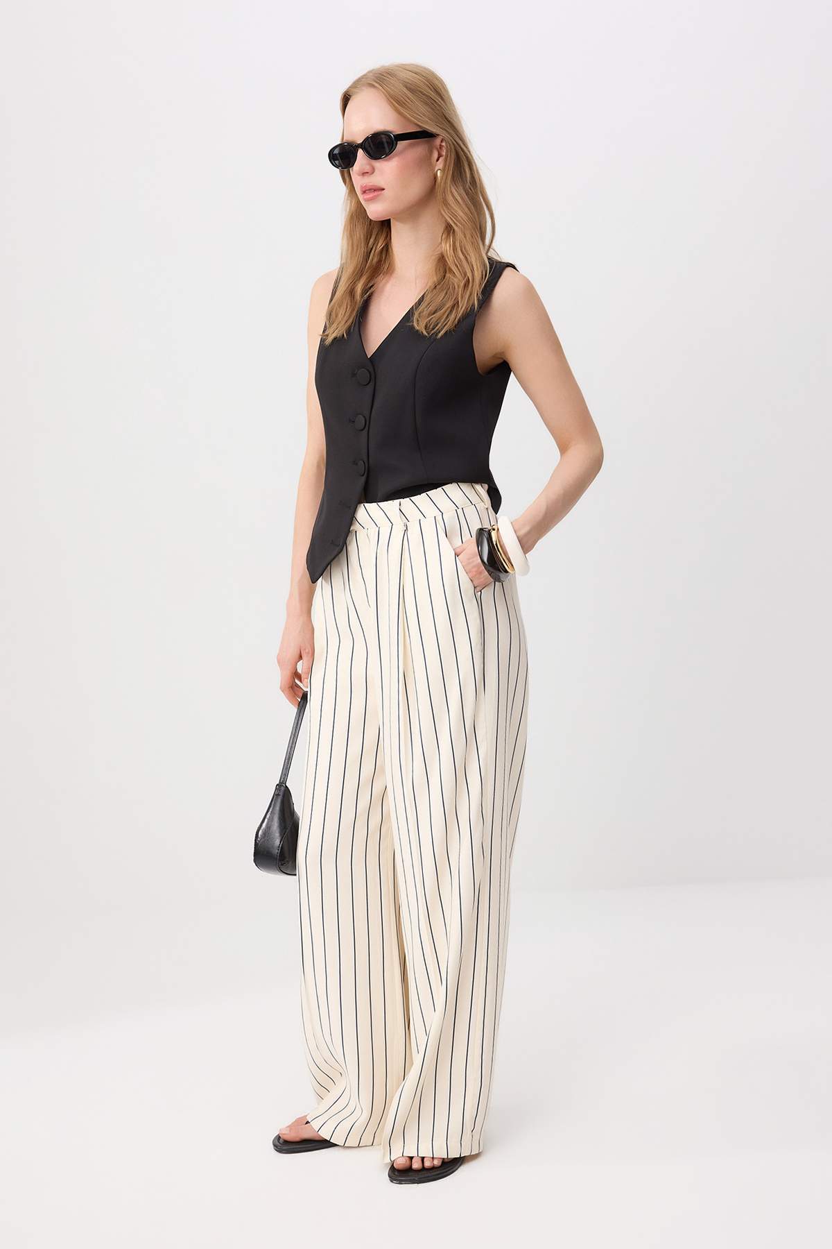 Trendyolmilla Taş Çizgili Geniş Paça Pantolon TWOSS26PL00238