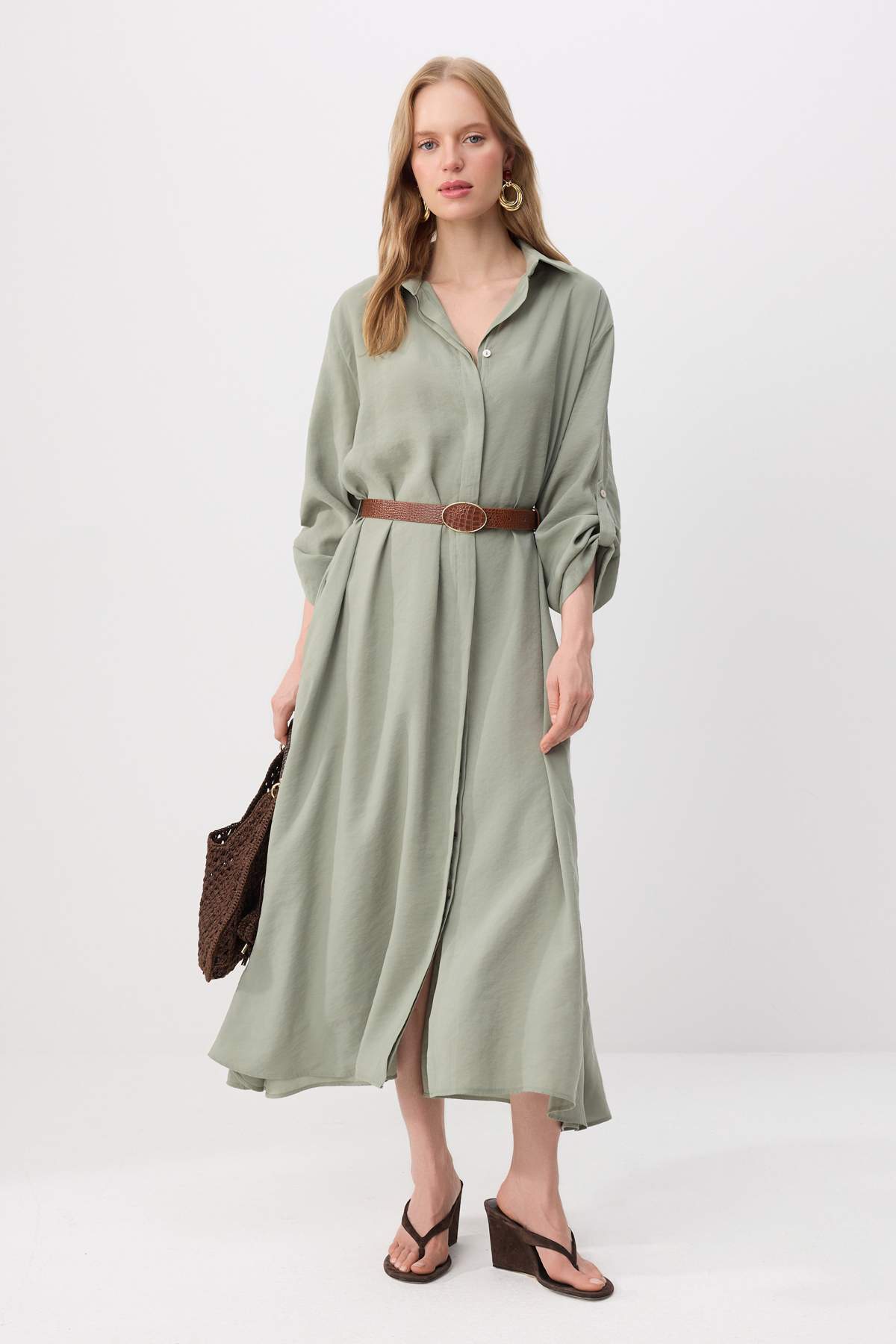 Trendyol Kollektion Grünes Hemdkragen-Hemdkleid, gewebtes Midi-Kleid TWOSS26E...