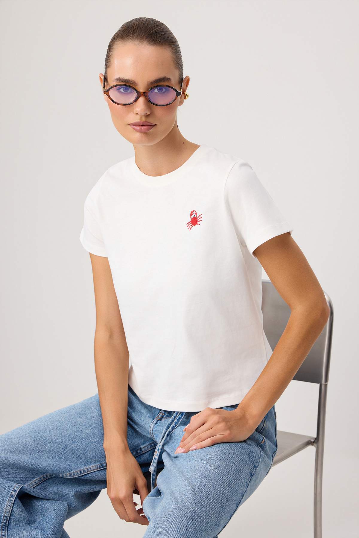 Trendyolmilla Ekru Nakışlı Regular Bisiklet Yaka Standart Kol Kısa %100 Pamuk Örme T-Shirt TWOSS26TS00124