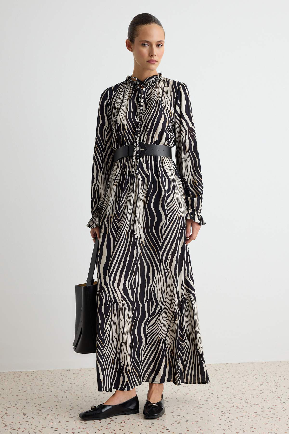Trendyolmilla Modest Siyah Deri Kemerli Yakası Bağcıklı Zebra Desen Maxi Pamuklu Dokuma Tesettür Elbise TCTSS26EB00114