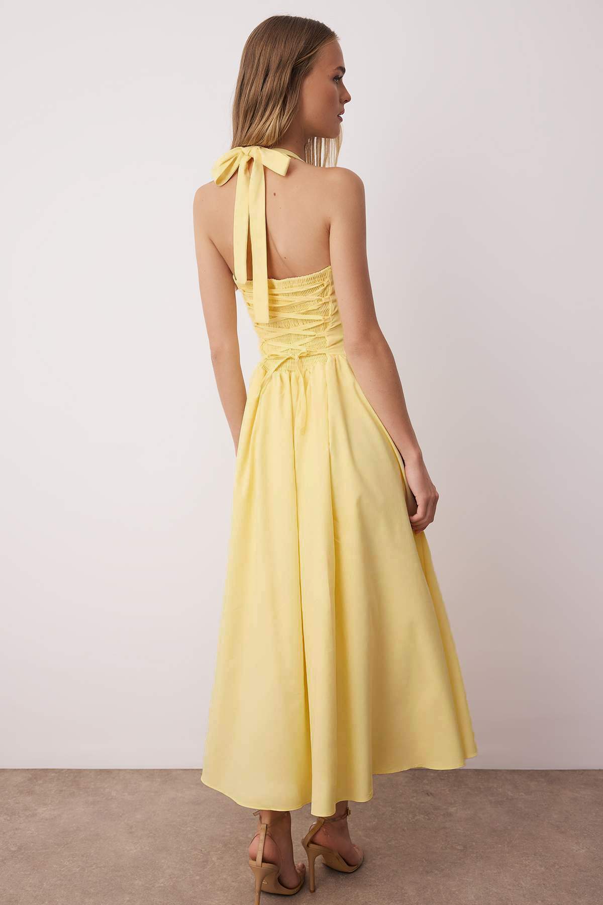 Gelbes Neckholder-Kleid aus breitem Popeline-Maxi-Webkleid TWOSS25EL00881