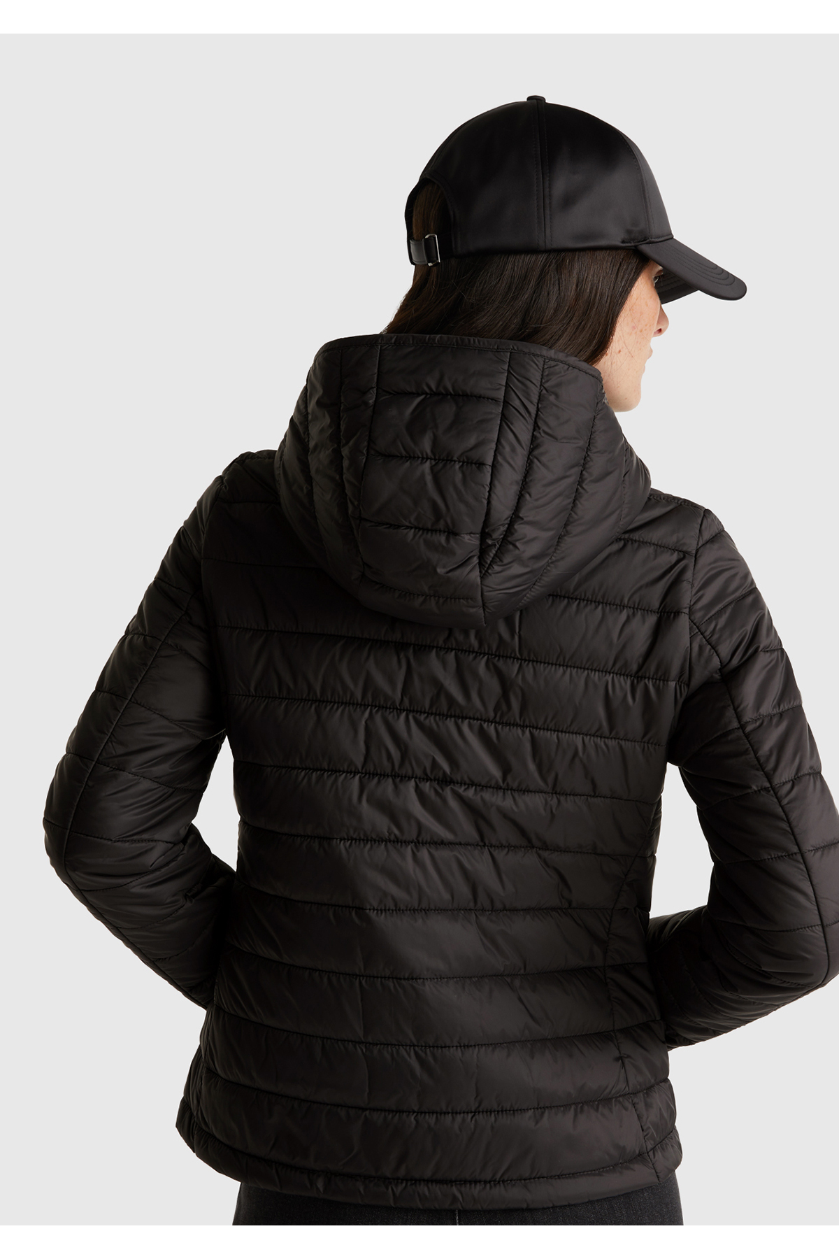 United Colors of Benetton Kadın Siyah Polyester Dolgulu Feramuarlı Kapüşonlu Slim Fit Puffer Mont görsel 3