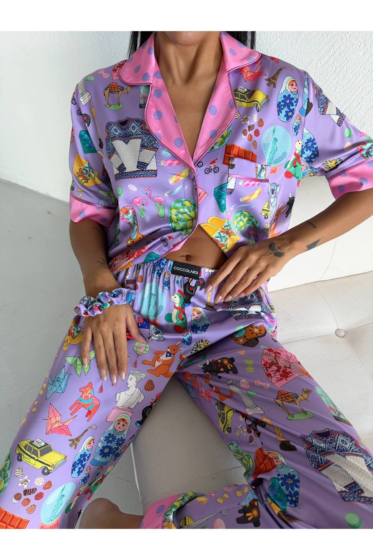 Pijamaya Premium Saten Kumaş Düğmeli Kısa Kollu Uzun Pijama Takımı - Bandaj ve Toka Hediyeli - Mor Rengarenk