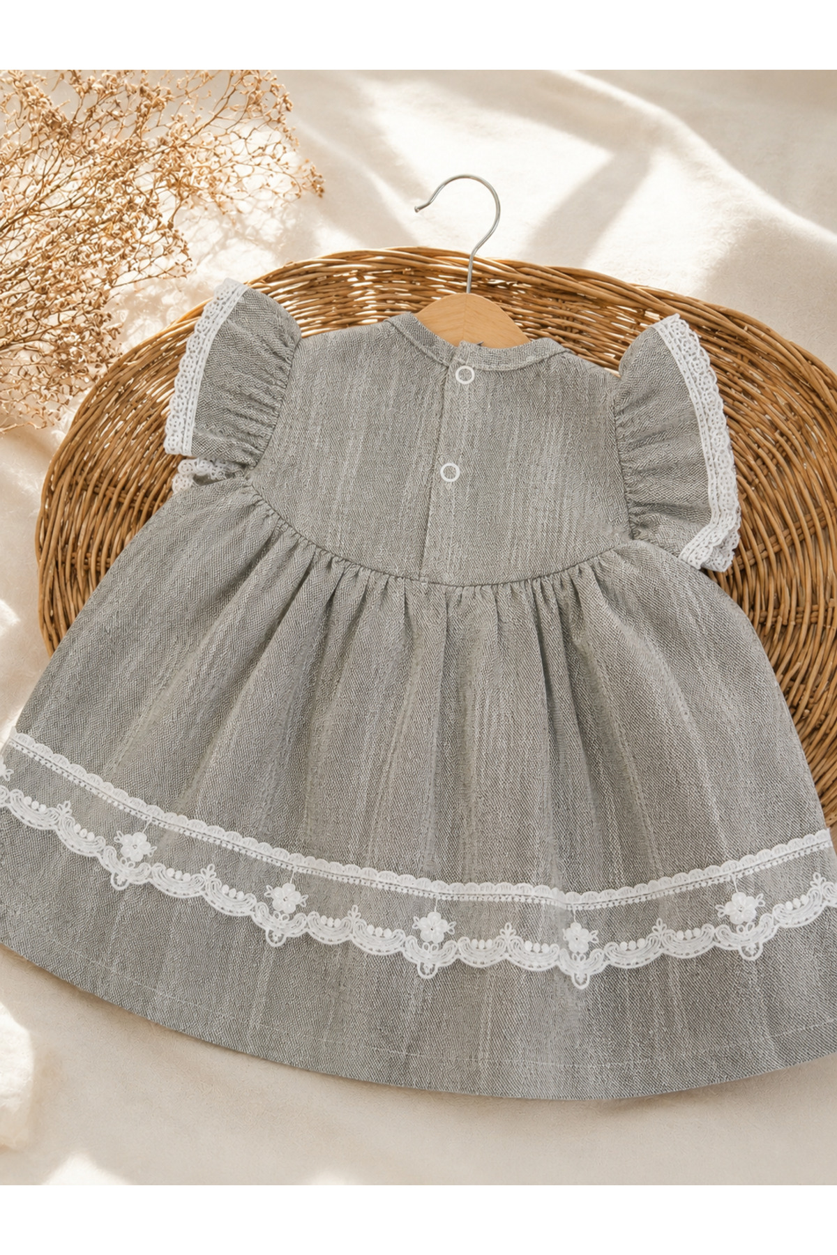 Kız Bebek Dantel Detaylı 2'li Takım – Fırfırlı Bluz ve Bloomer Şort