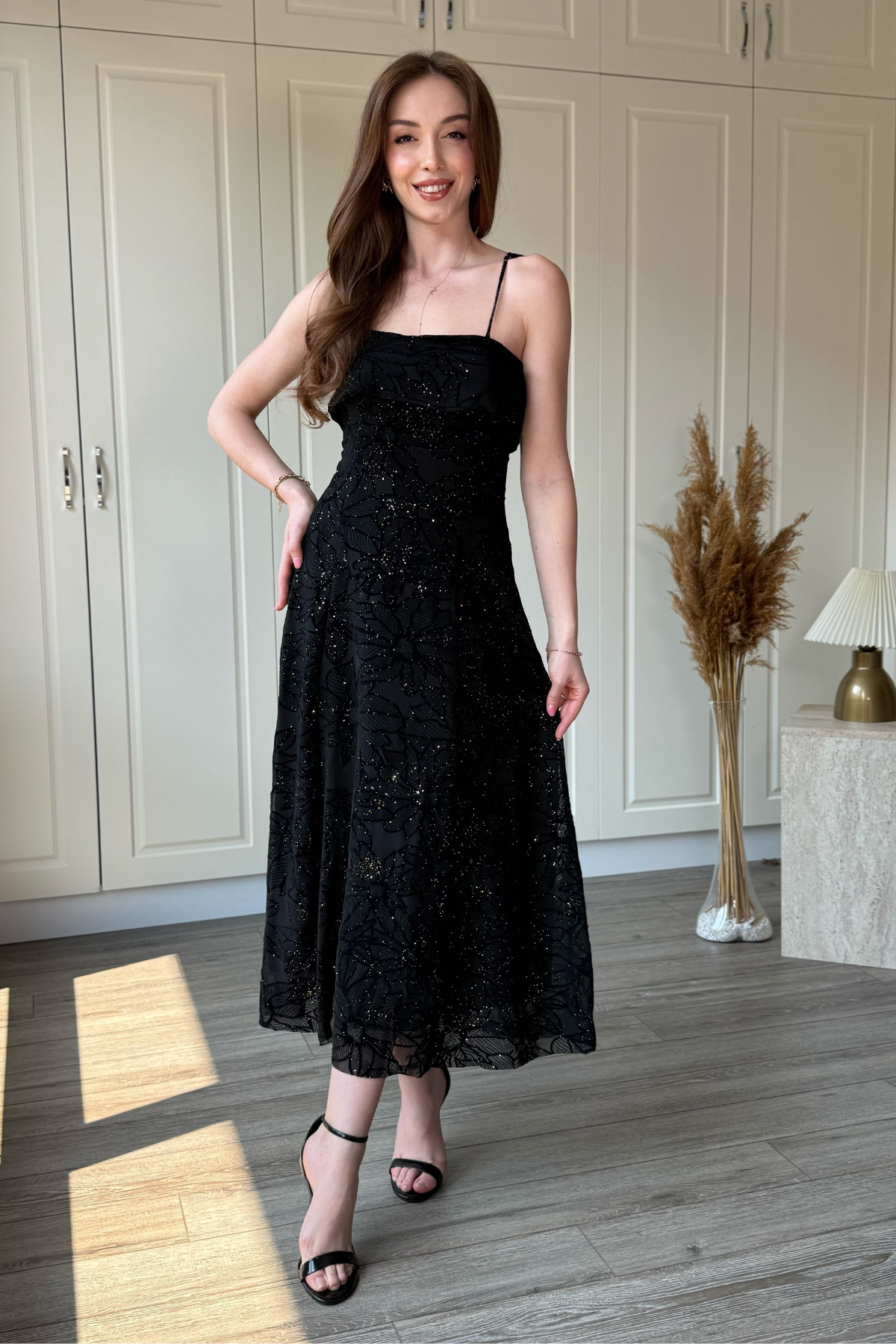 Dilay Gökoğlu Butik Askılı Göğüs Detaylı Simli Midi Çiçek Desenli Siyah Elbise görsel 8