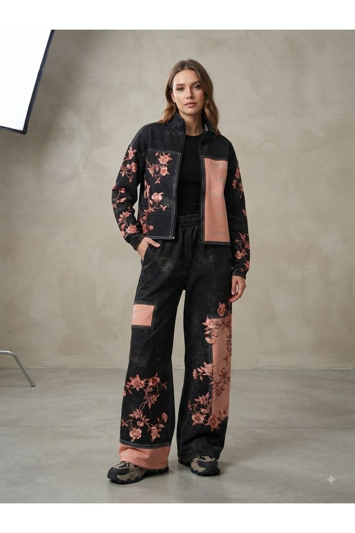 DENİKK TREND ÖZEL TAŞ BASKI NAKIŞ İŞLEMELİ 3 İPLİK ŞARDONLU WİDE LEG LOOSE FİT KIŞLIK ALT ÜST EŞOFMAN TAKIMI-Trendy 3-Thread Brushed Fleece Tracksuit Set with Stone-Print Embroidery — رنگارنگ AMARCİKKIŞ
