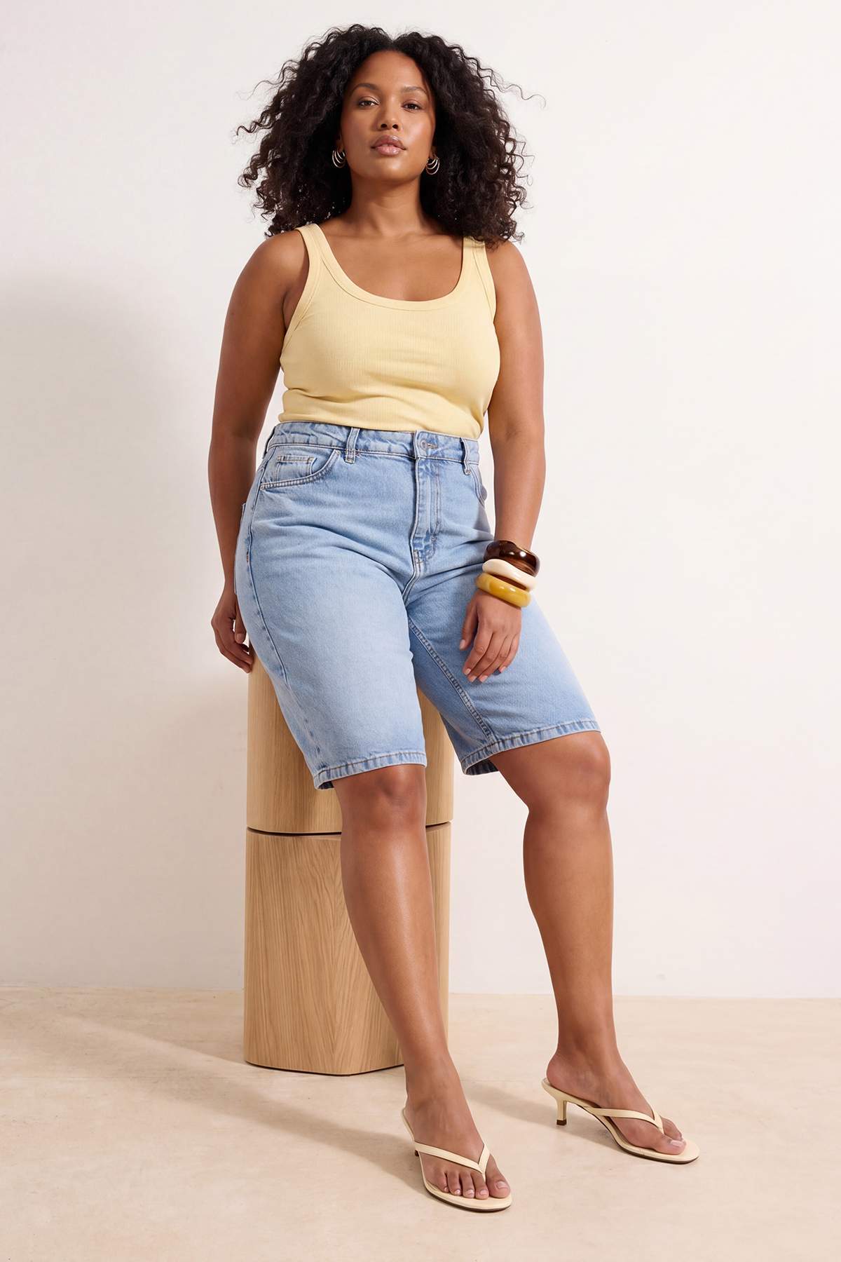 Trendyol Curve Hellblaue, hoch taillierte, gerade geschnittene Shorts aus 100...