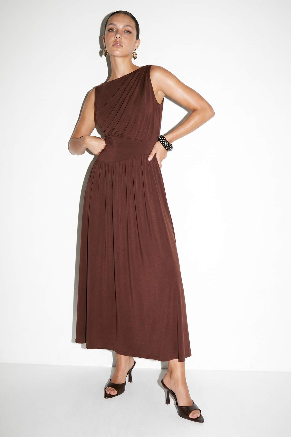 Drop by Trendyolmilla Kahverengi Geniş Yaka Kolsuz Likralı Uzun Davet Elbisesi TDRSS26EL00071