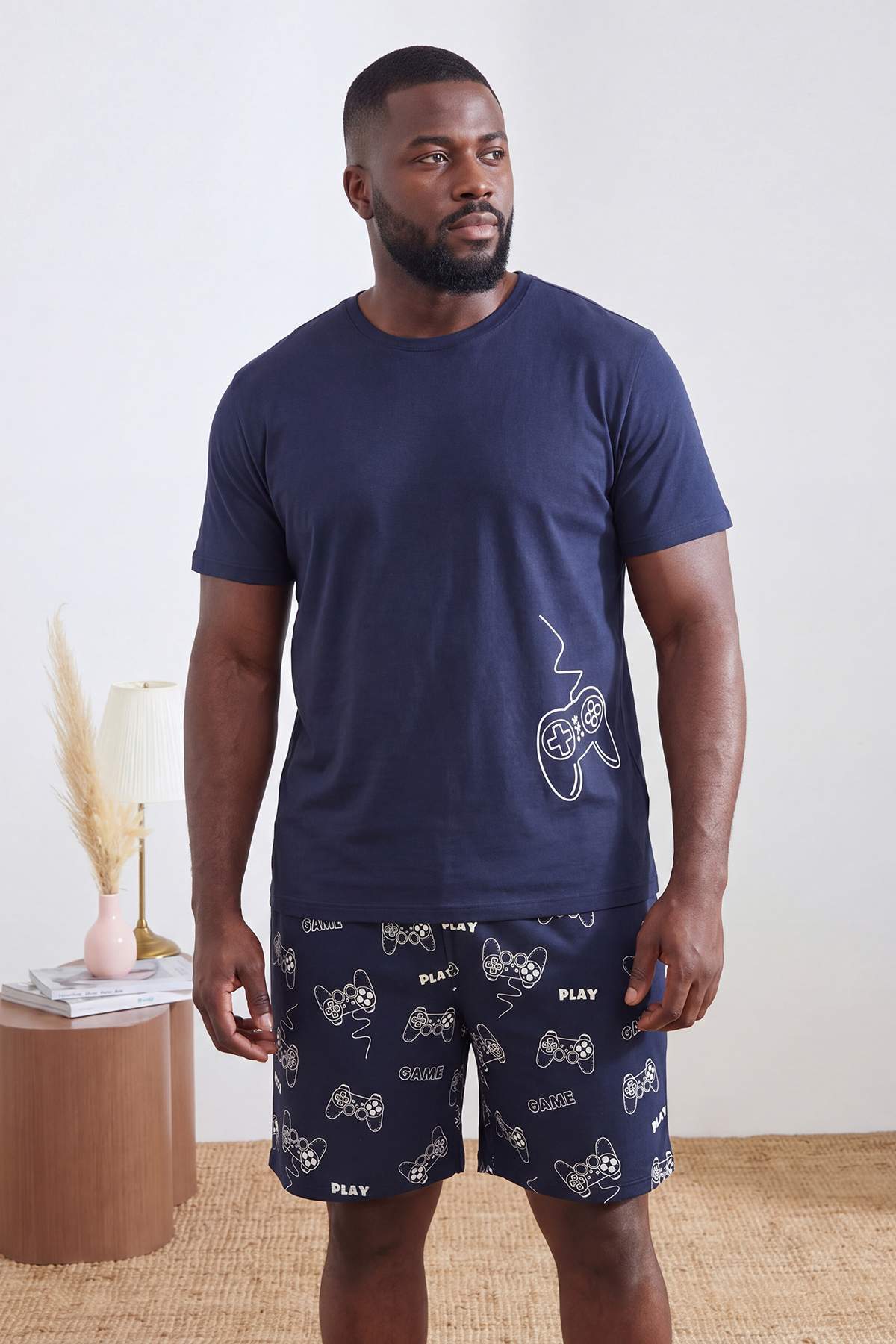 Trendyolmilla Man Lacivert Regular Kesim Game Baskılı %100 Pamuk Büyük Beden Pijama Takımı TMNSS26AI00001