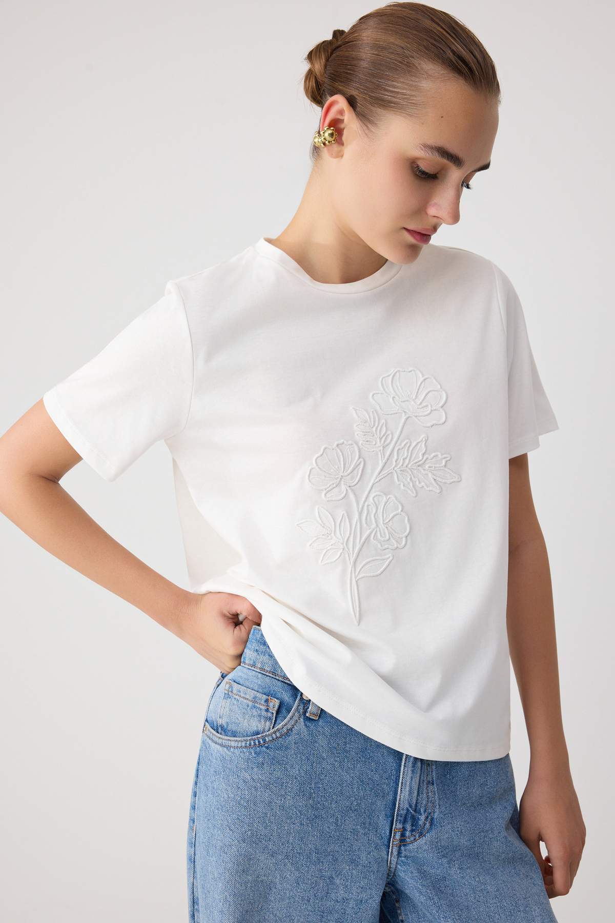 Trendyolmilla Ekru Düz Regular Bisiklet Yaka Standart Kol Kısa Tok %100 Pamuk Örme T-Shirt TWOSS26TS00318