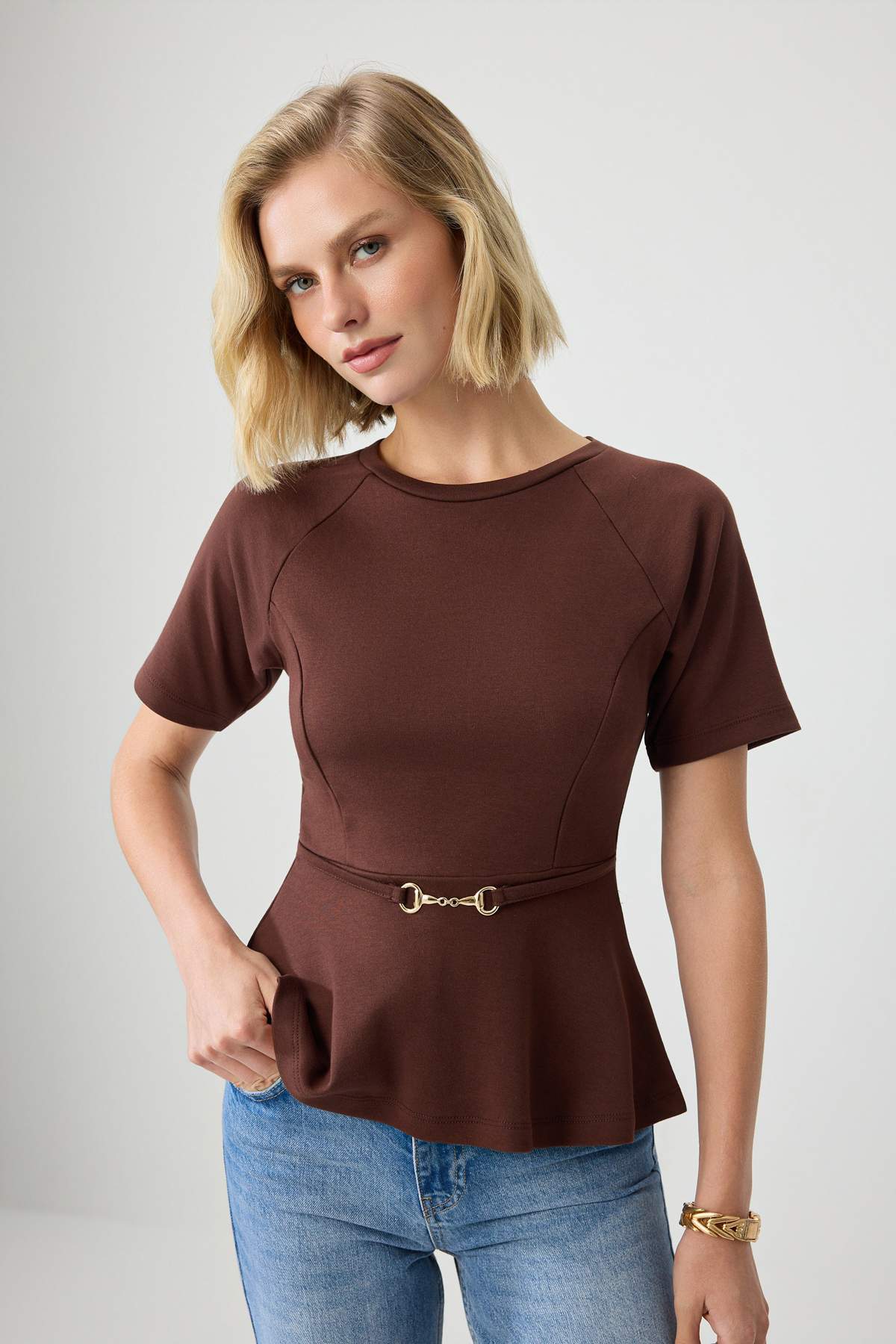 Trendyolmilla Kahverengi Düz Peplum Bisiklet Yaka Kısa Aksesuar Detaylı İnterlok Örme Bluz TWOSS26BZ00242