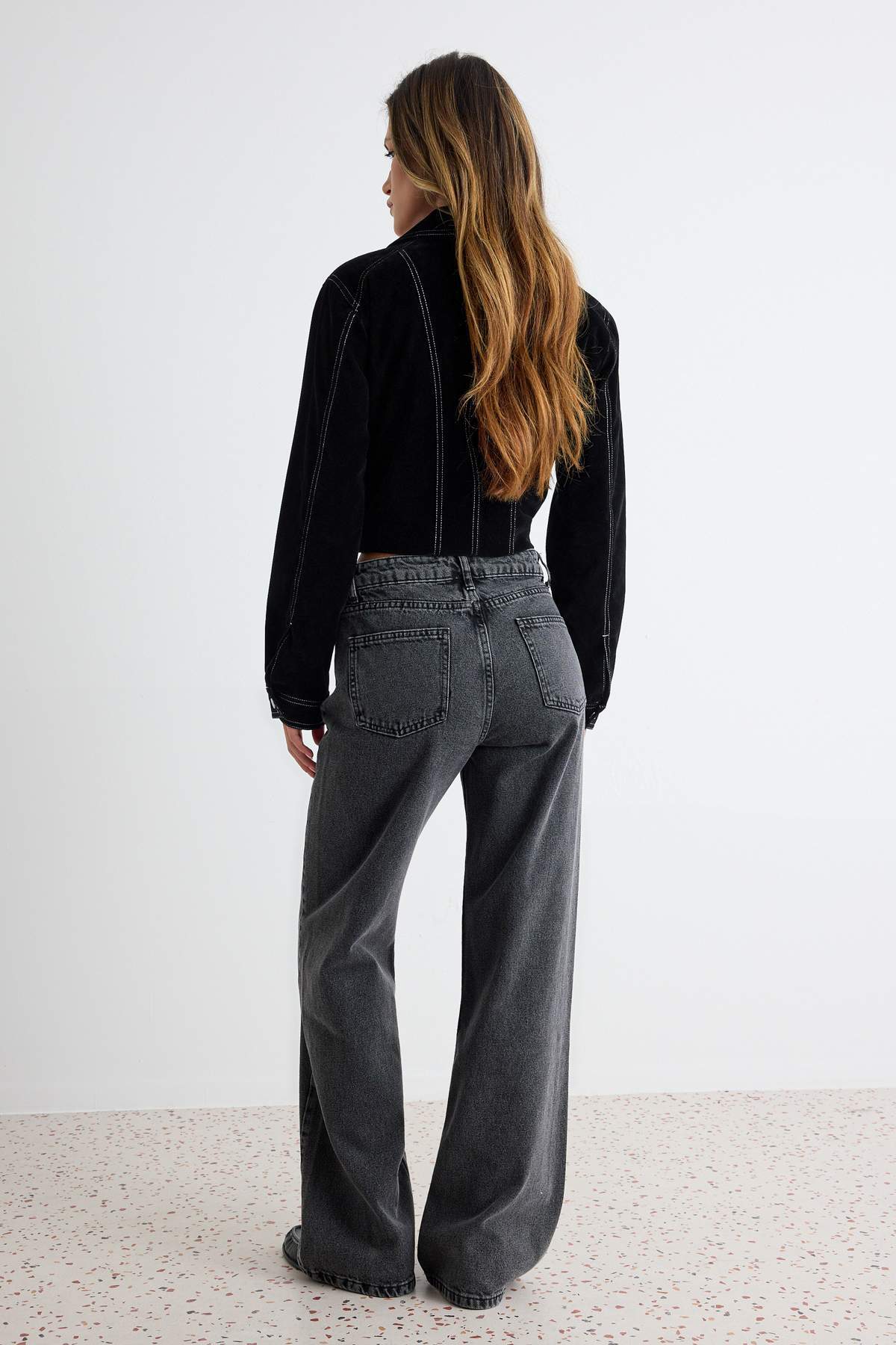 Anthrazitfarbene جينز mit hoher Taille und weitem Bein, 100 % Baumwolle, nicht dehnbar, TWOSS23JE00068