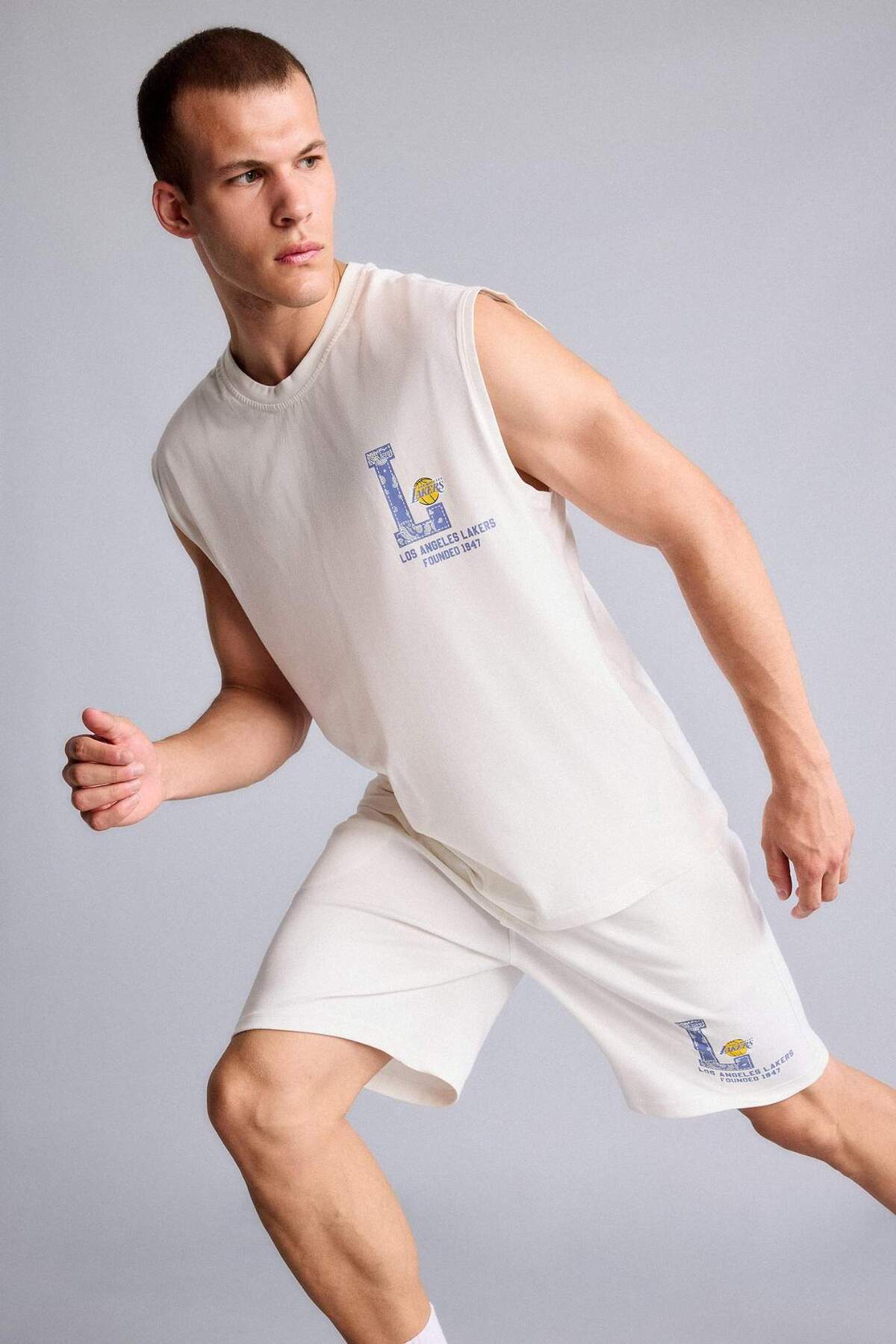 DeFacto %100 Pamuk NBA Los Angeles Lakers Lisanslı Standart Fit Ekru Şort H3853AX26SM