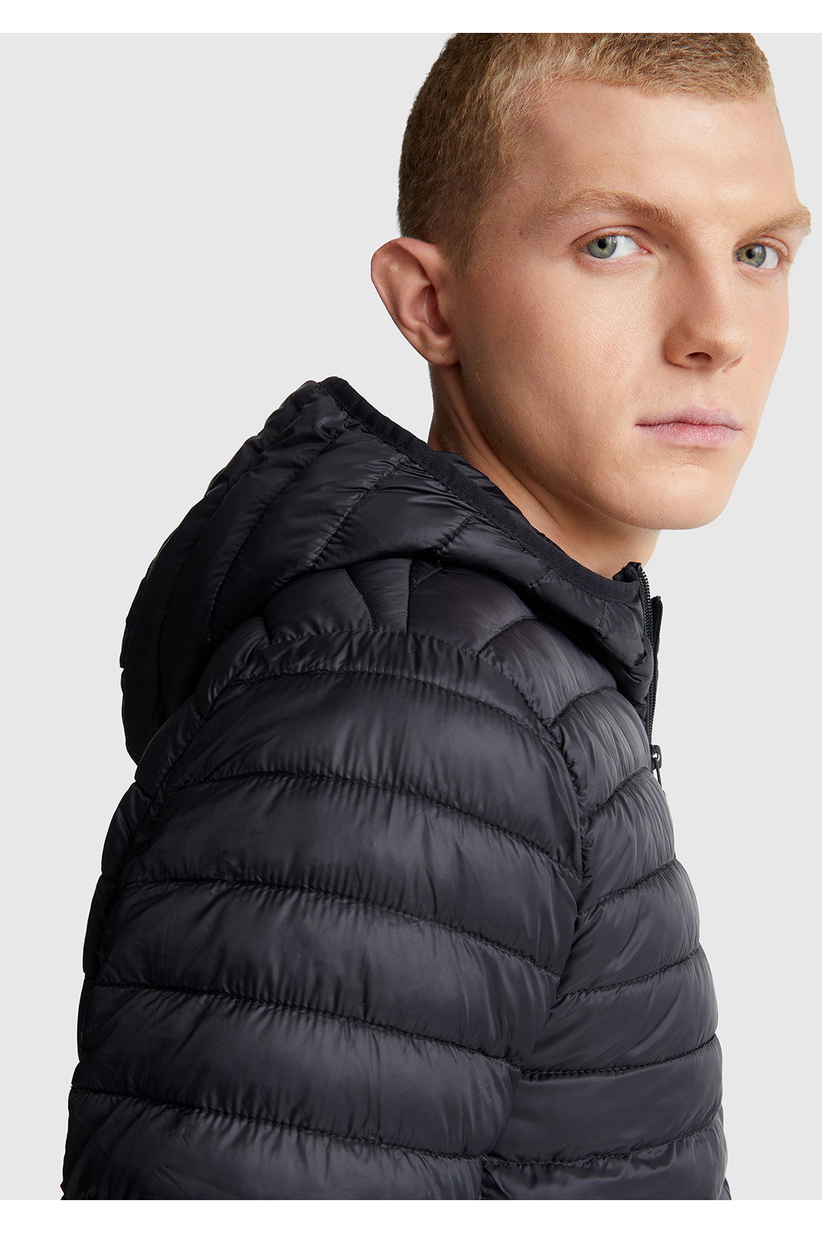 Erkek Siyah Polyester Dolgulu Regular Fit Kapüşonlu Puffer Mont — مشکی 125A2TWDUN06I — تصویر 6 از 6