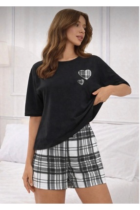 DUBLISH Kalp Baskılı Siyah Tişörtlü Ekose Şortlu Kadın Pijama Takımı