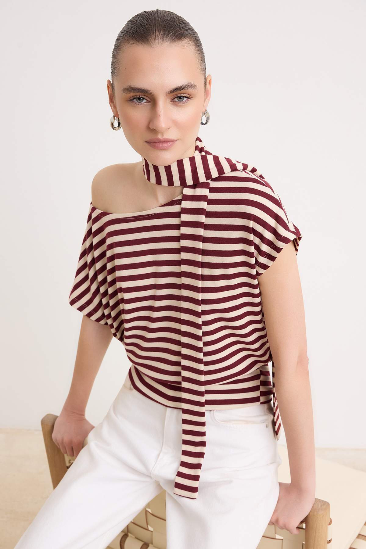 Trendyolmilla Çok renkli Çizgili Regular/Normal Kalıp Kayık Yaka Kuşaklı Yumuşak Örme Bluz TWOSS26BZ00885