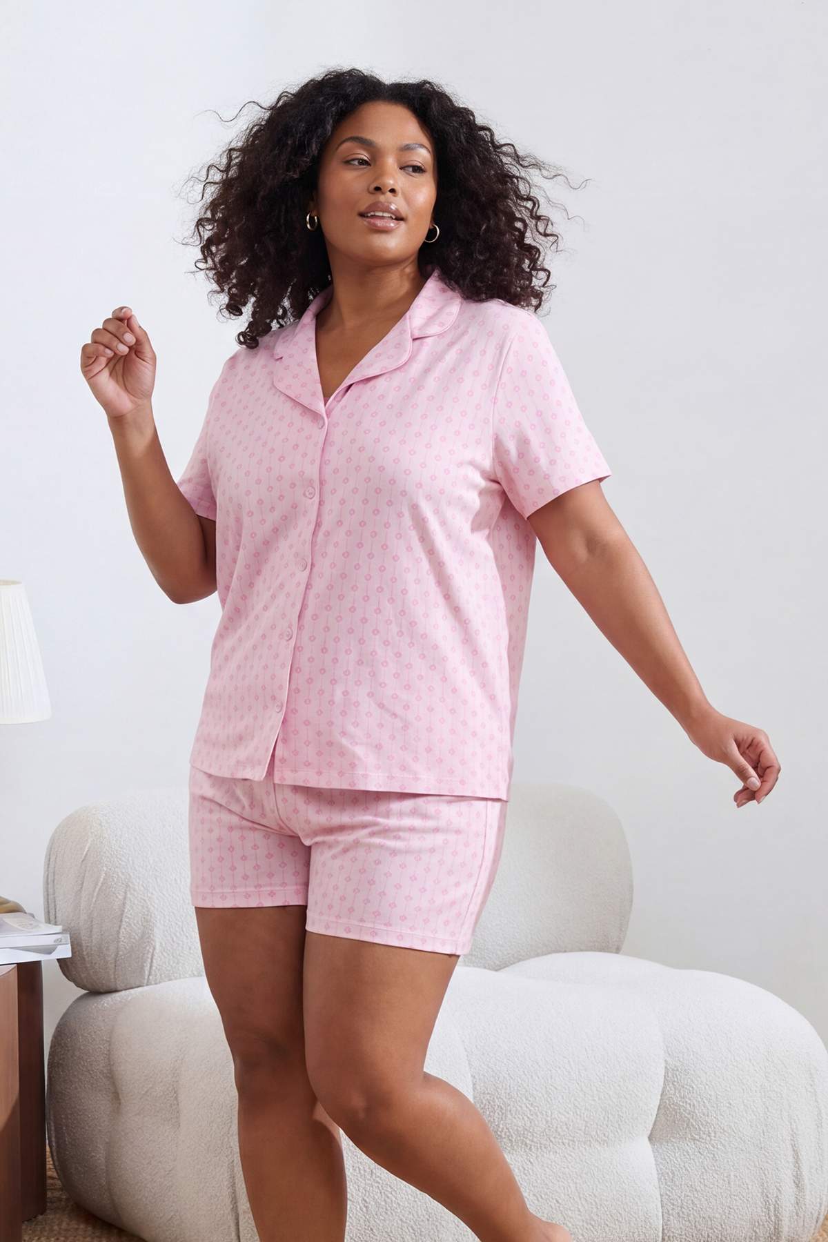 Trendyolmilla Curve Pembe Fiyonklu Likralı Yumuşak Tuşe Gömlek Yaka Örme Büyük Beden Pijama Takımı TBBSS26AI00077