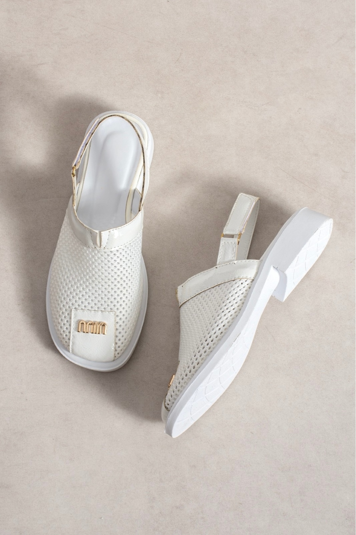 KM shoes Kadın Beyaz Örgü Detaylı Kalın Topuklu Sandalet görsel 5