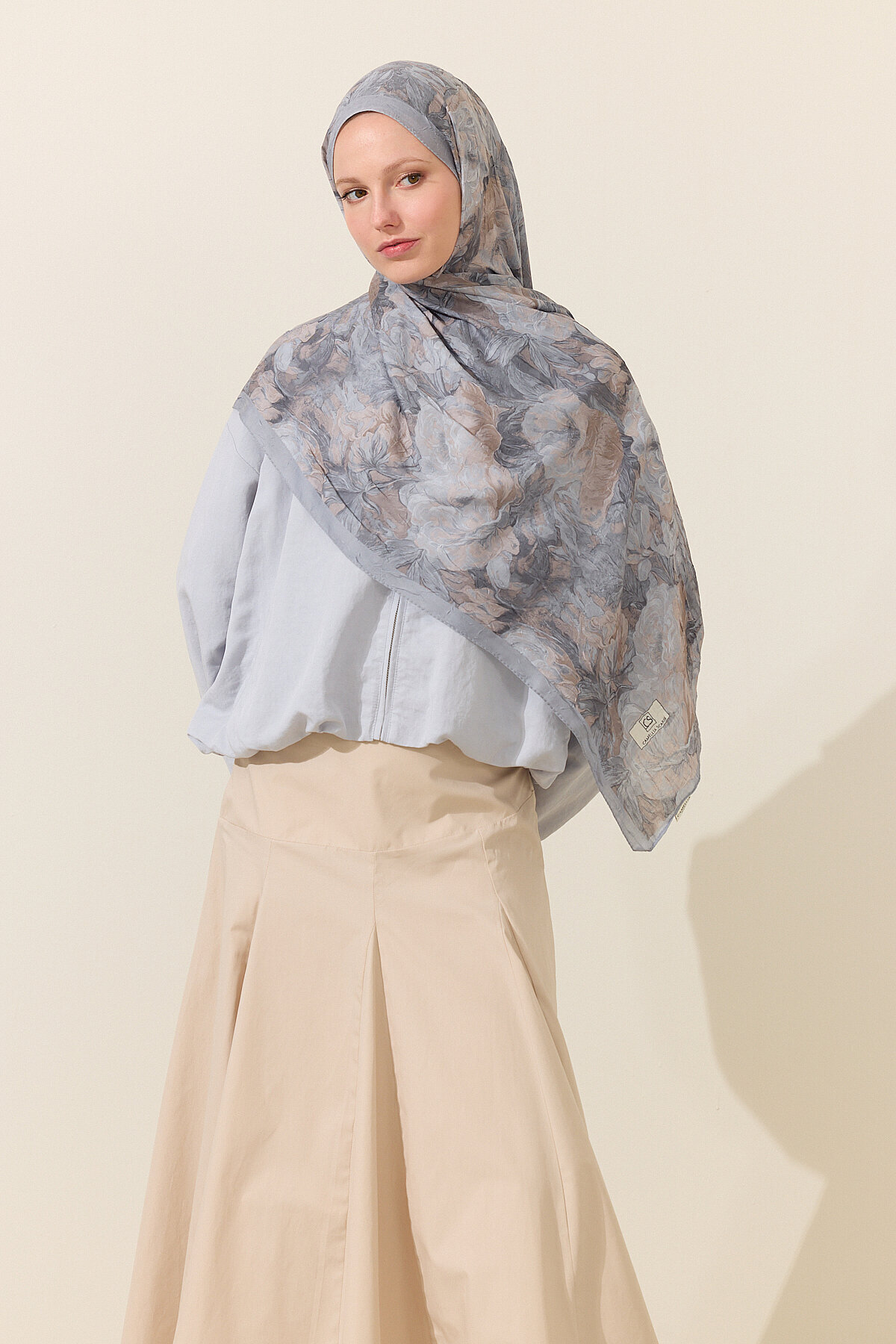 cs camellia scarf Monaco Kraş Şal - Gri görsel 3