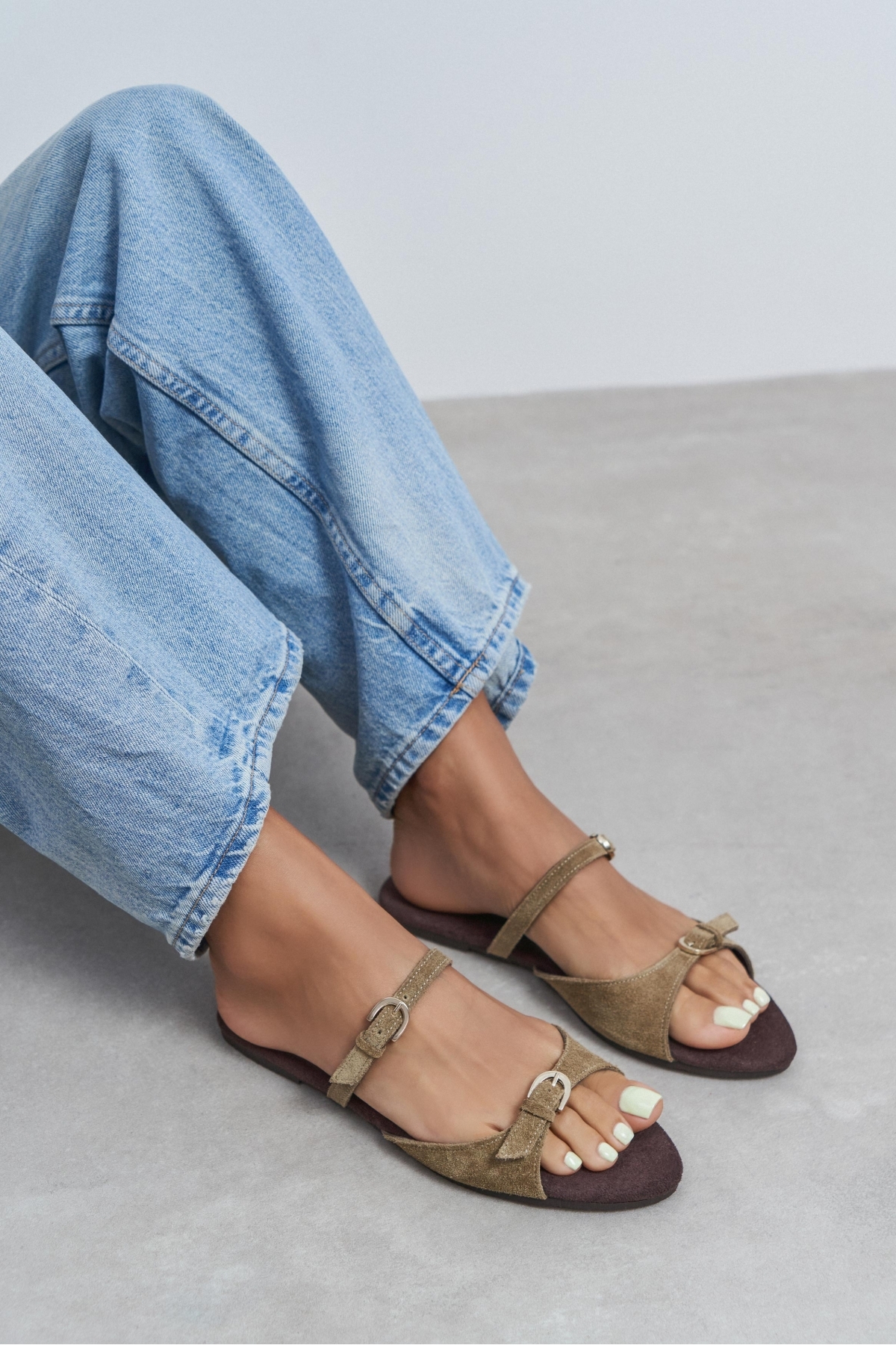 NİŞANTAŞI SHOES Calina Rome Bej Süet Çift Tokalı Düz Taban Kadın Terlik görsel 3