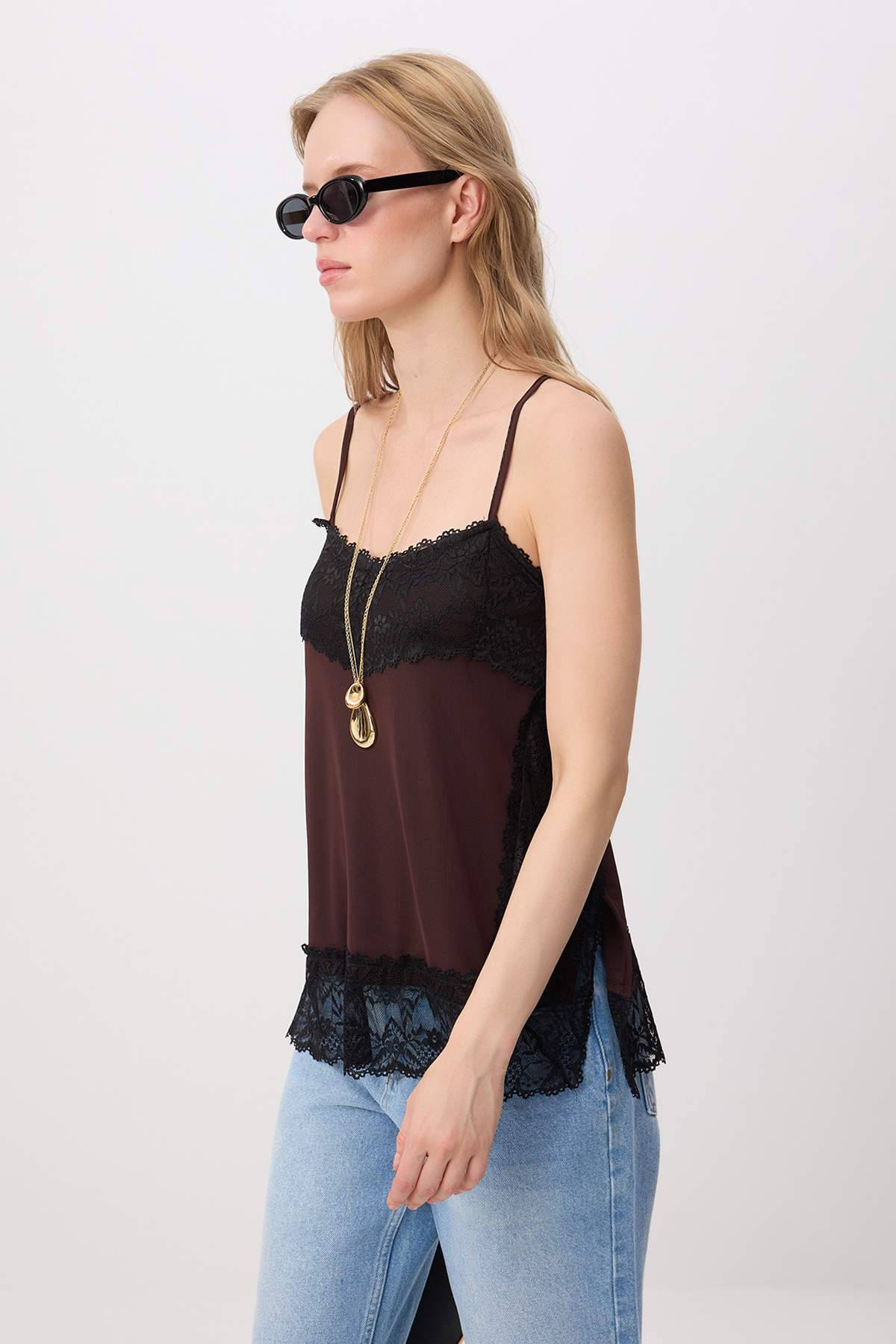 Trendyolmilla Kahverengi Düz Regular/Normal Kalıp V Yaka Kolsuz Dantel Detaylı Tül Örme Bluz TWOSS26BZ00756