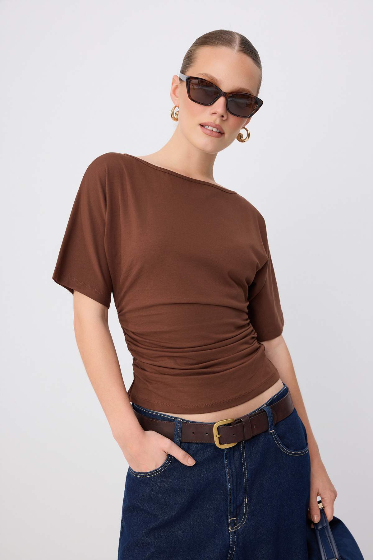 Trendyolmilla Kahverengi Düz Fitted Kayık Yaka Yarasa Kol Truvakar Kol Pamuklu Esnek Örme T-Shirt TWOSS26TS00343