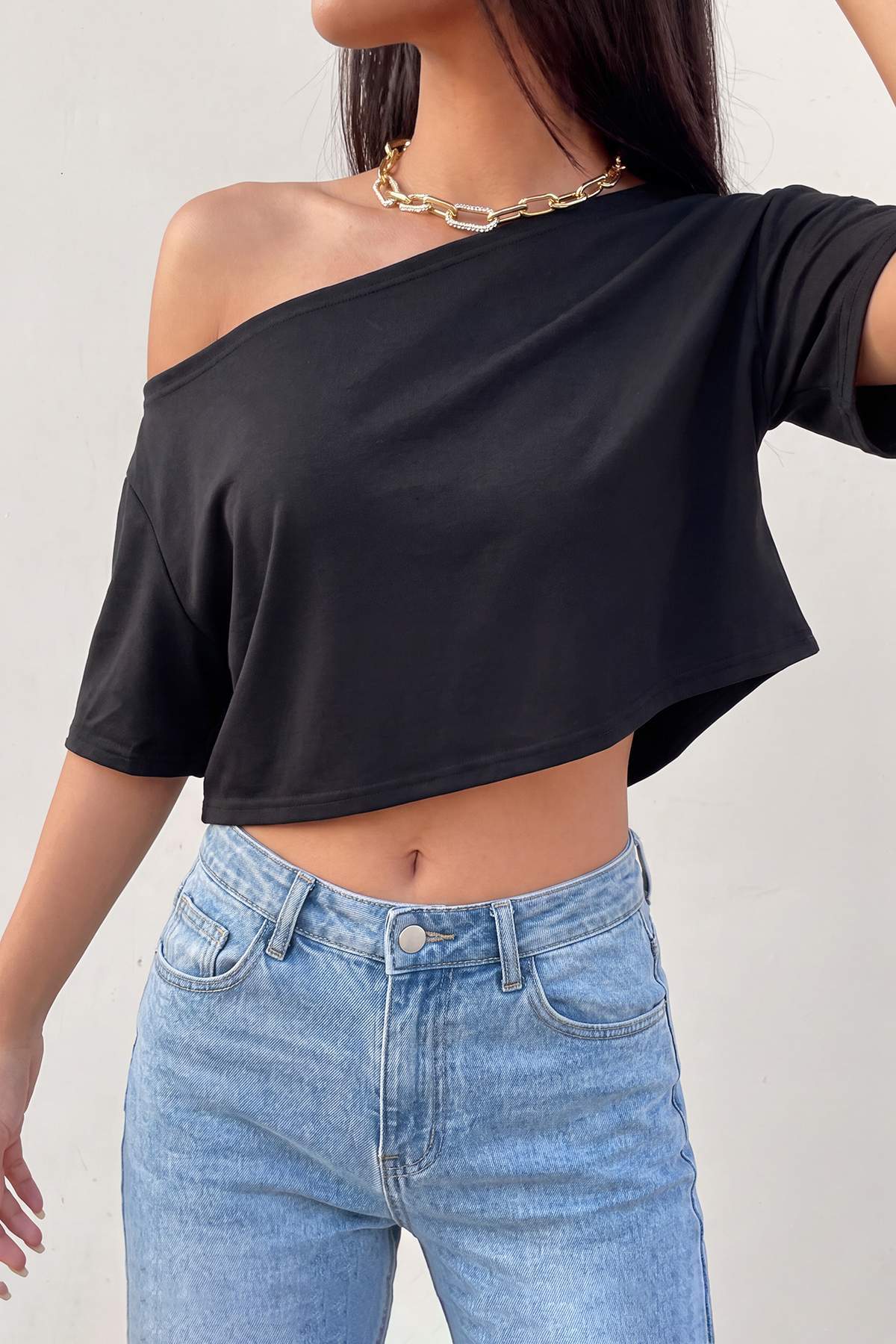 Trendyolmilla Siyah %100 Pamuk Tekli Kayık Yaka Relaxed Örme T-Shirt TWOSS25TS00194