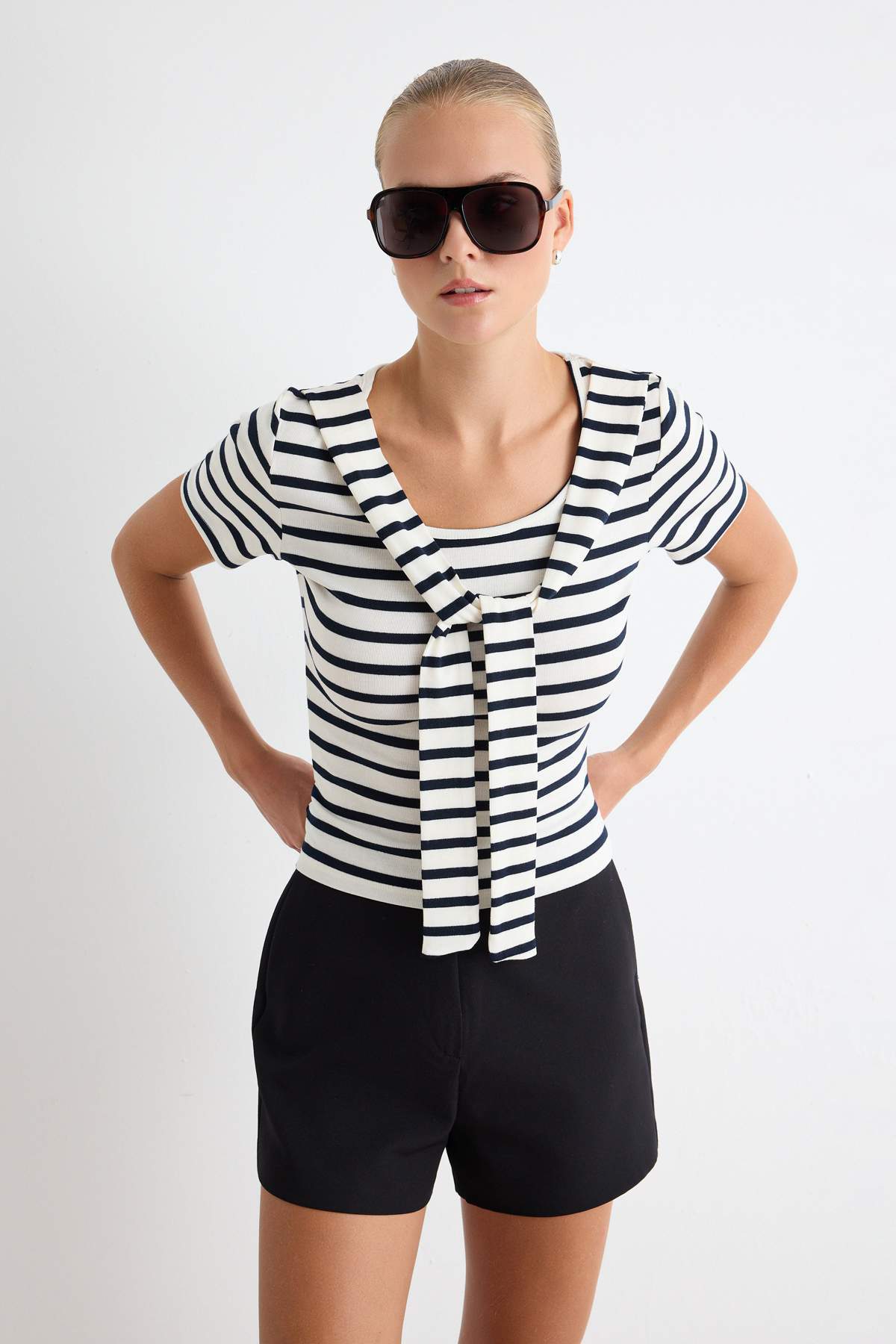 Trendyolmilla Çok Renkli Düz Fitted Boyundan Bağlamalı Kısa Yumuşak Örme T-Shirt TWOSS26TS00376