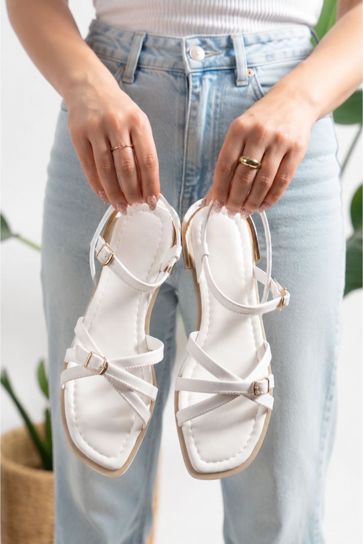 PLN SHOES Kadın Çapraz Bantlı Beyaz Toka Detaylı Rahat Comfort Günlük Sandalet