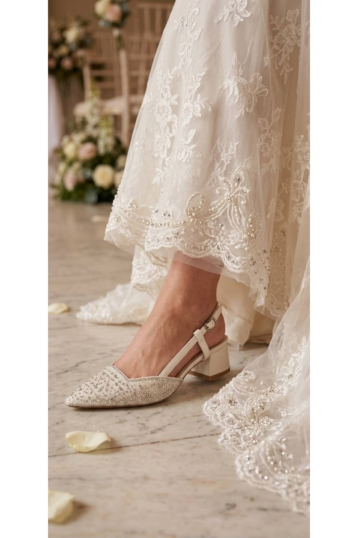 Lady İncili ve Taşlı Kısa Kalın 4cm Topuklu Arkası Açık Gelin ve Nikah Ayakkabısı — Beyaz