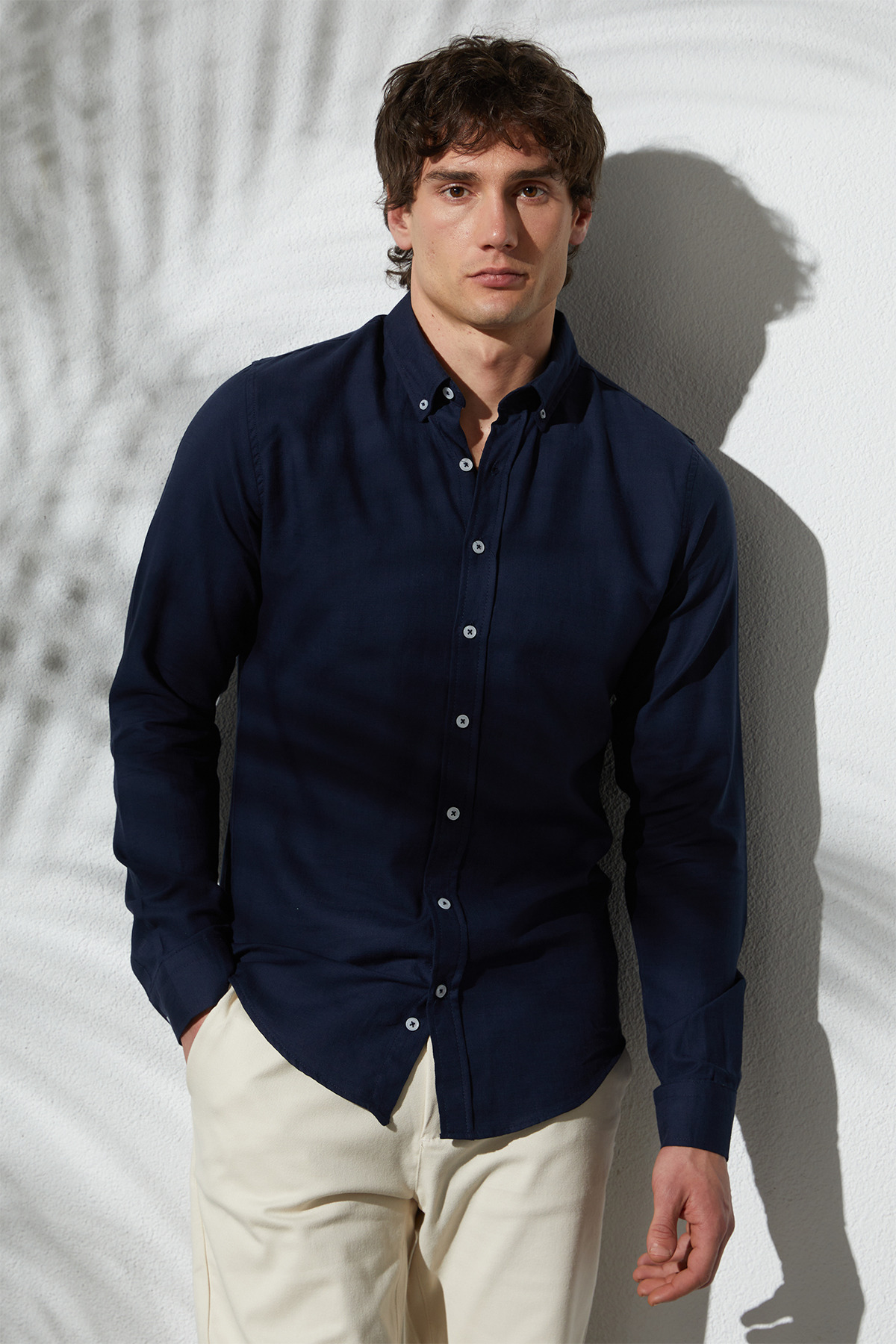 Tudors Erkek Slim Fit Dar Kesim %100 Pamuk Keten Doku Düğmeli Yaka Lacivert Gömlek