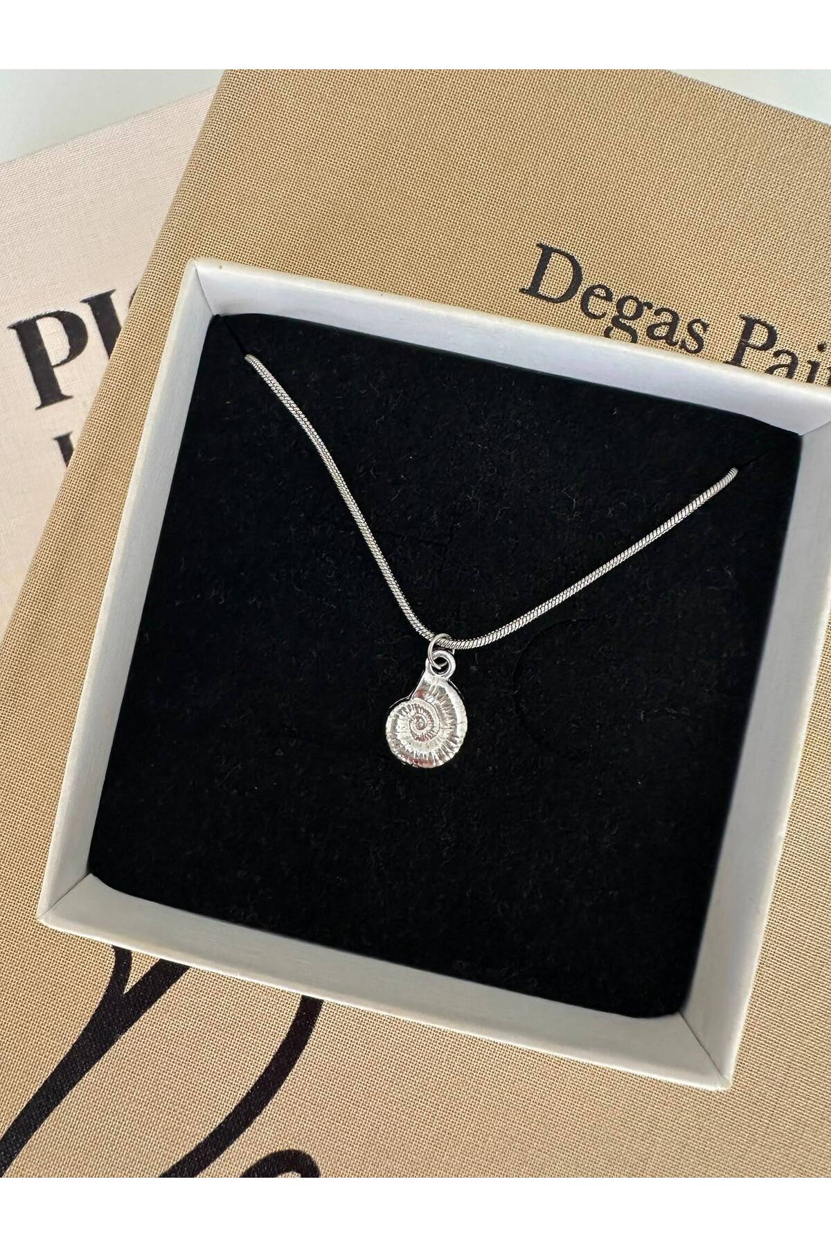 Mini Deniz Kabuğu Charm Çelik Zincirli 45 cm Yazlık Gümüş Kolye - Detay Görseli 3