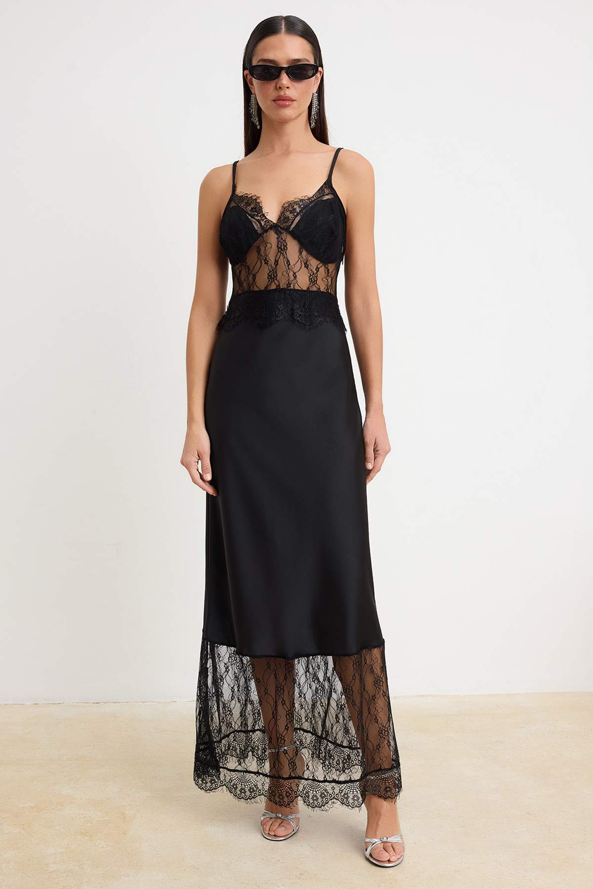 Trendyolmilla Siyah Dantel Detaylı Saten Maxi Şık ElbiseTPRSS26EL00261
