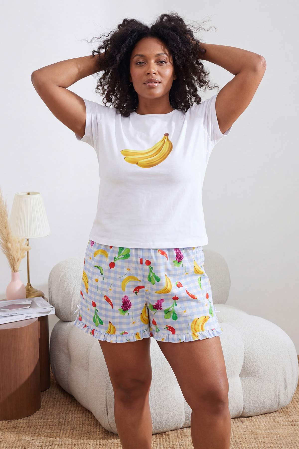 Trendyolmilla Curve Beyaz-Mavi Muz Baskılı Meyve Desenli Örme Büyük Beden Pijama Takımı TBBSS26AI00074