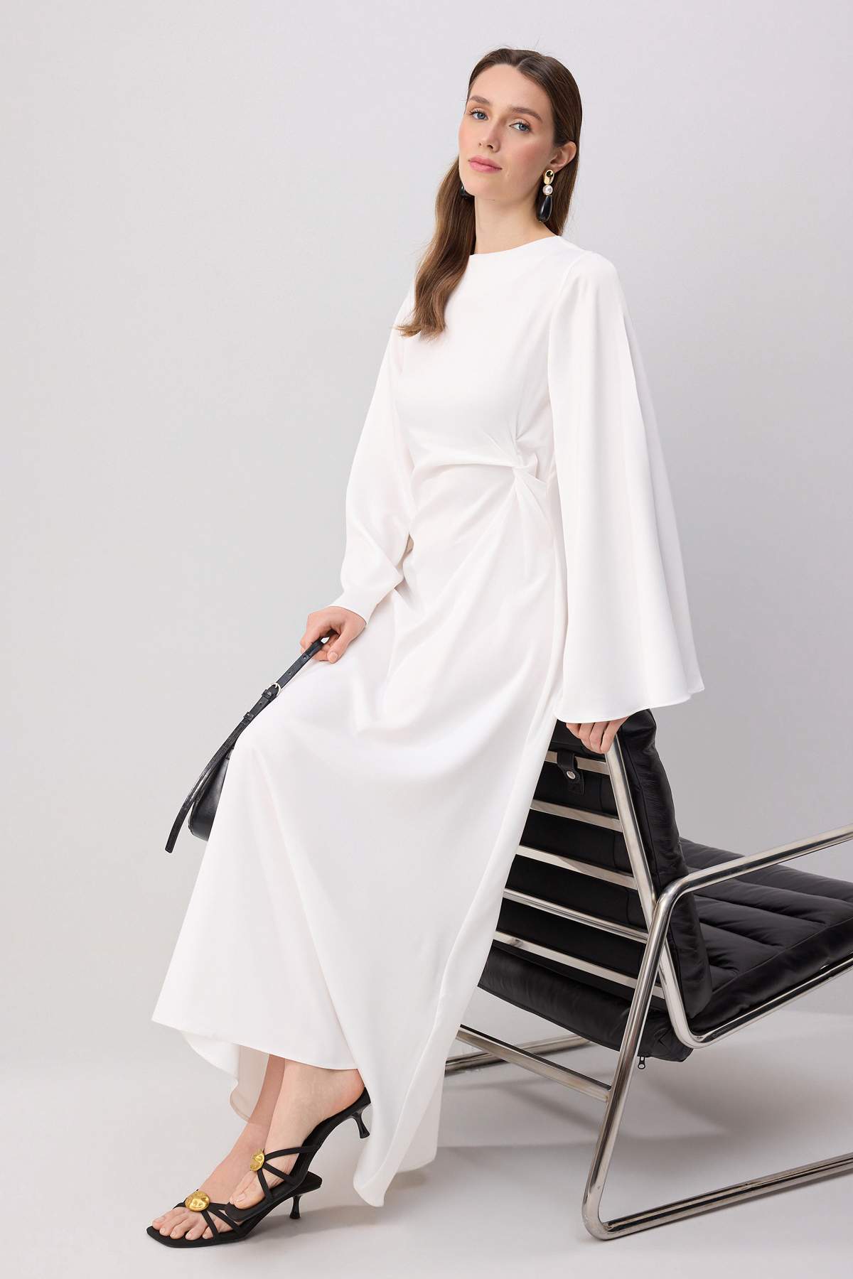 Trendyol Modest Ecrufarbenes, drapiertes, detailliertes Satin-Hijab-Abendklei...