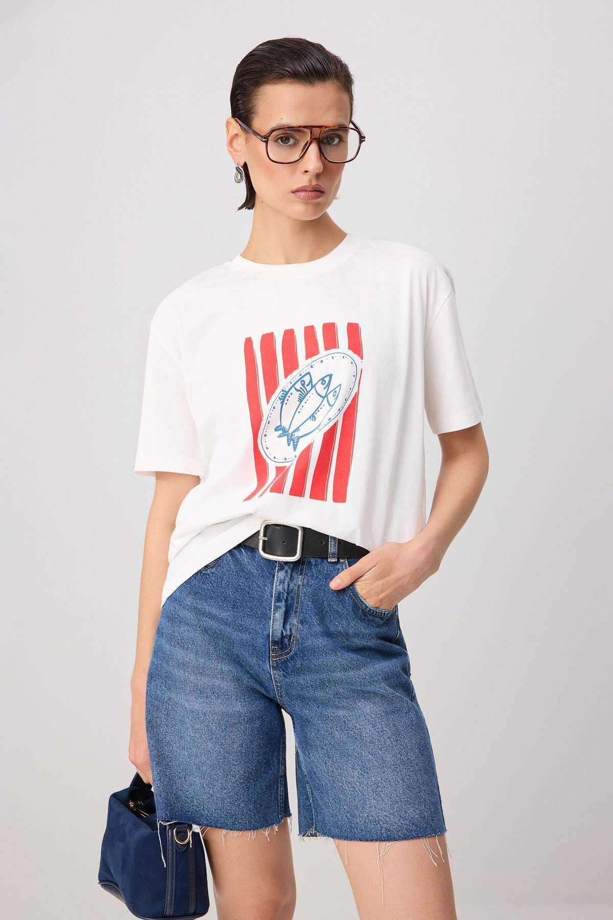 Trendyolmilla Ekru Baskılı Oversize Bisiklet Yaka Standart Kol Kısa %100 Pamuk Örme T-Shirt TWOSS26TS00123