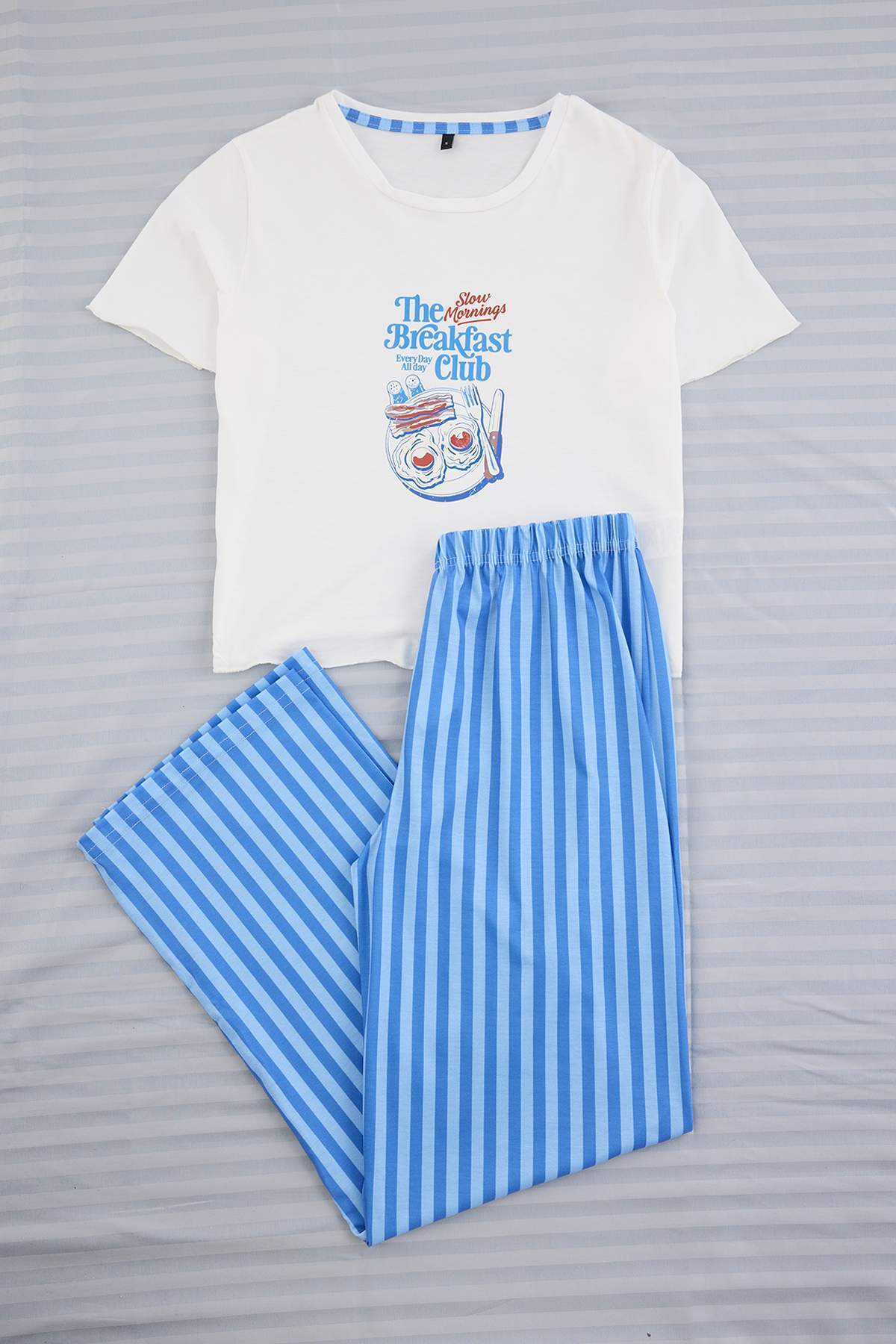Trendyolmilla Beyaz-Mavi Pamuklu Baskılı ve Çizgili Örme Pijama Takımı THMAW27PT00055