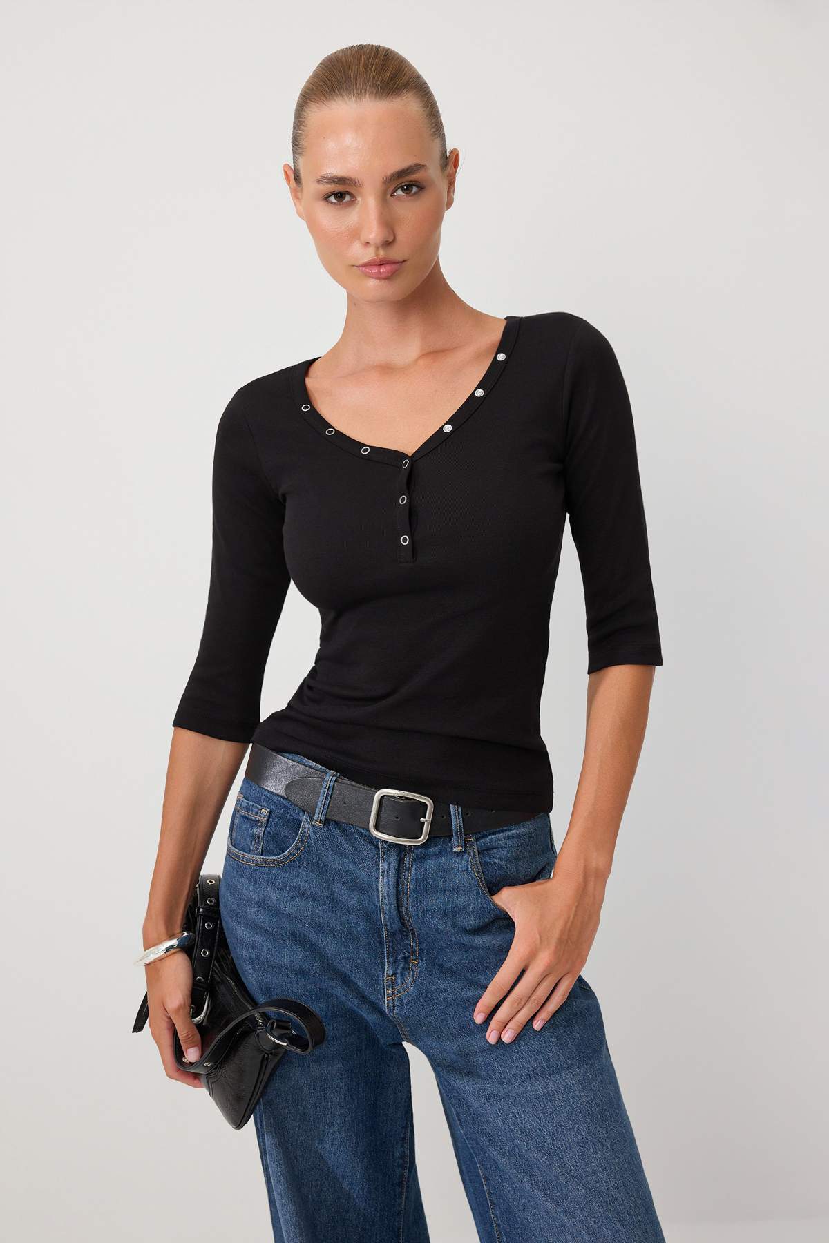 Trendyolmilla Siyah Fitted/Vücuda Oturan V Yaka Truvakar Kol Çıtçıtlı Pamuk Ribana Örme Bluz TWOSS26BZ01006